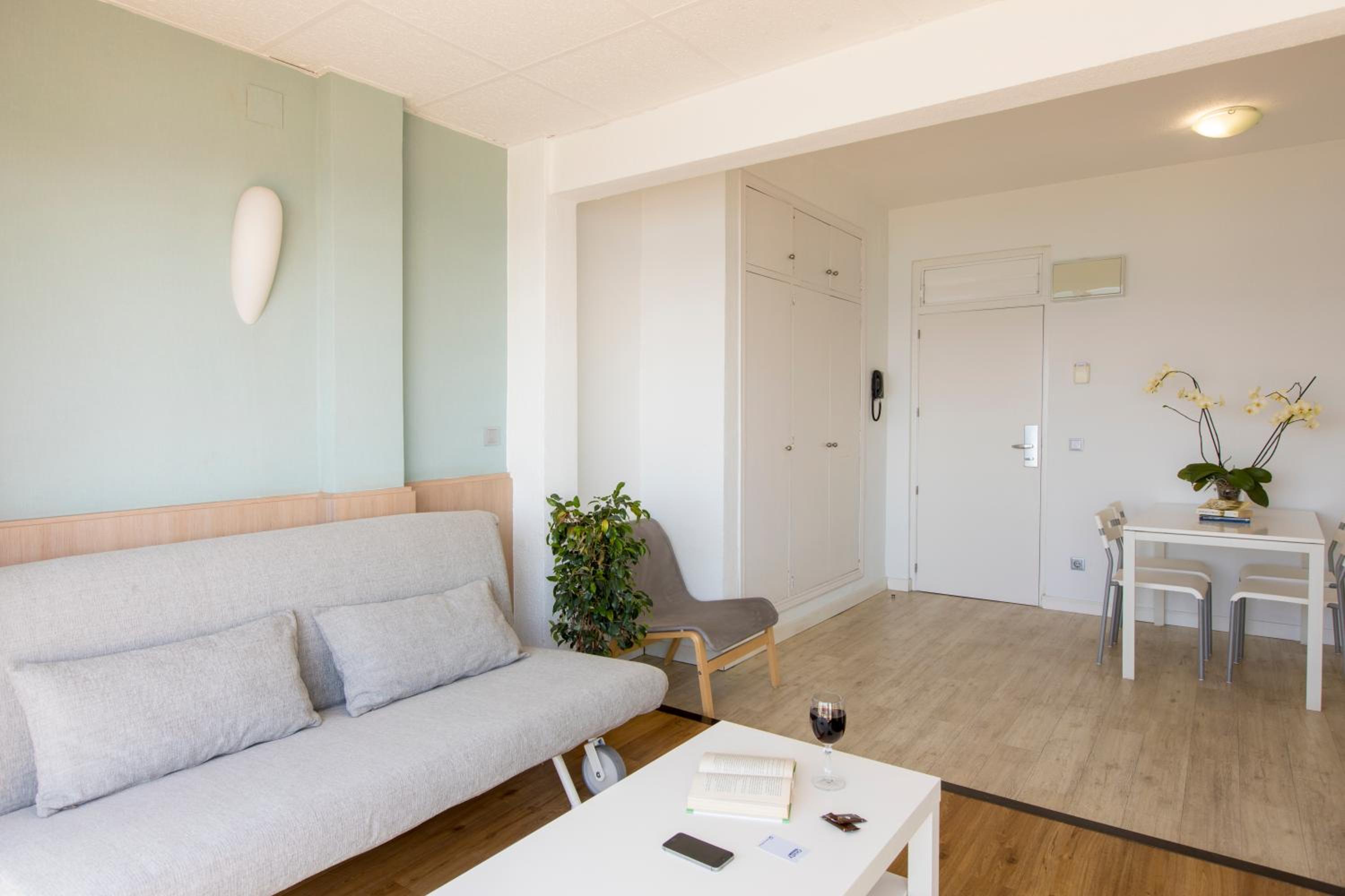 One-Bedroom Penthouse Apartment with Sea views photo 2