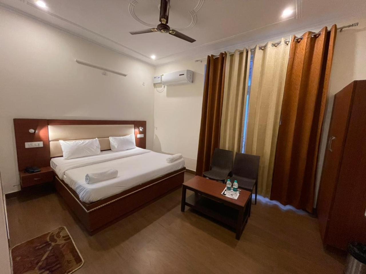 Deluxe Double Room with Balcony - Photo 22