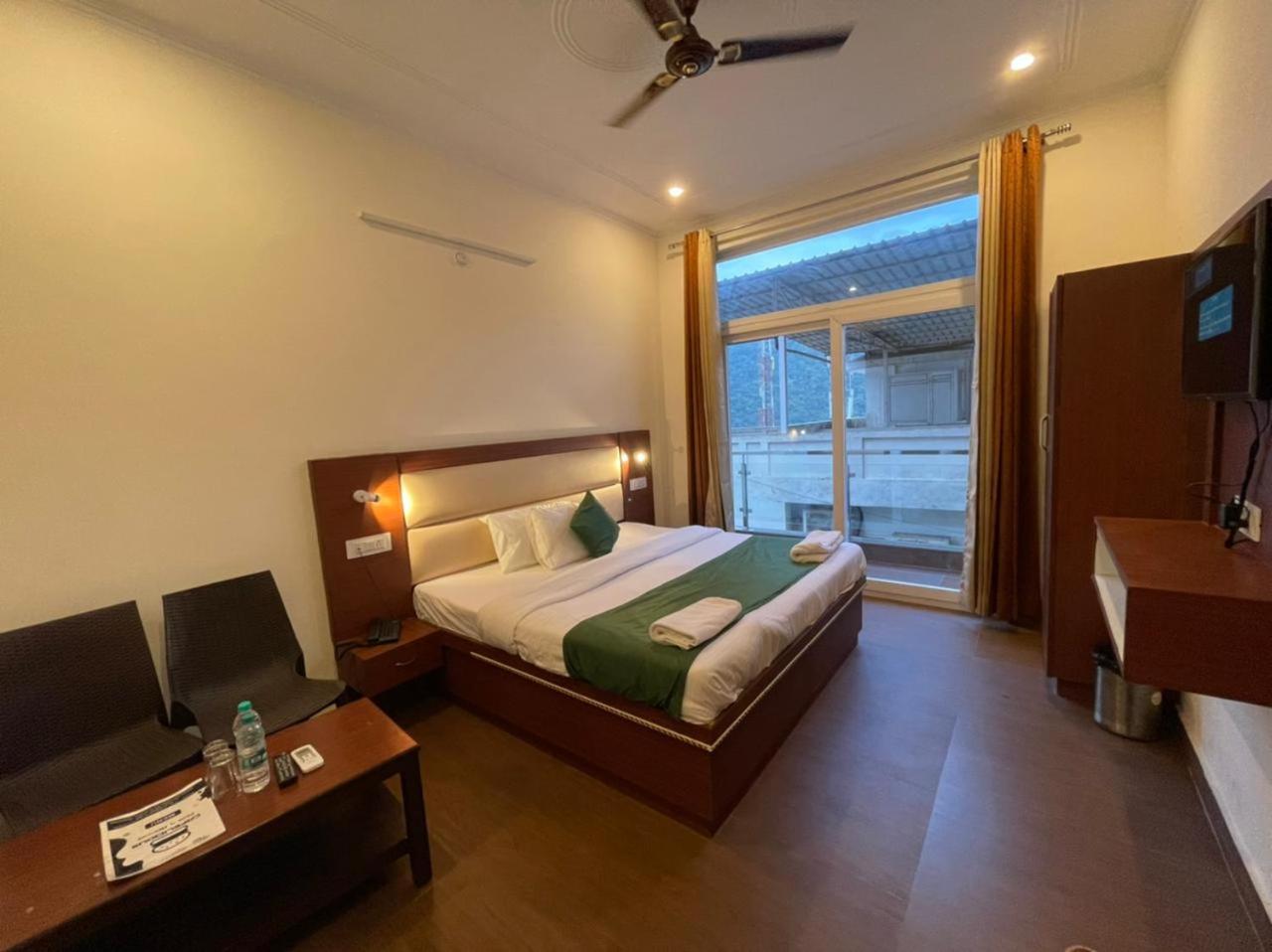 Deluxe Double Room with Balcony - Photo 19