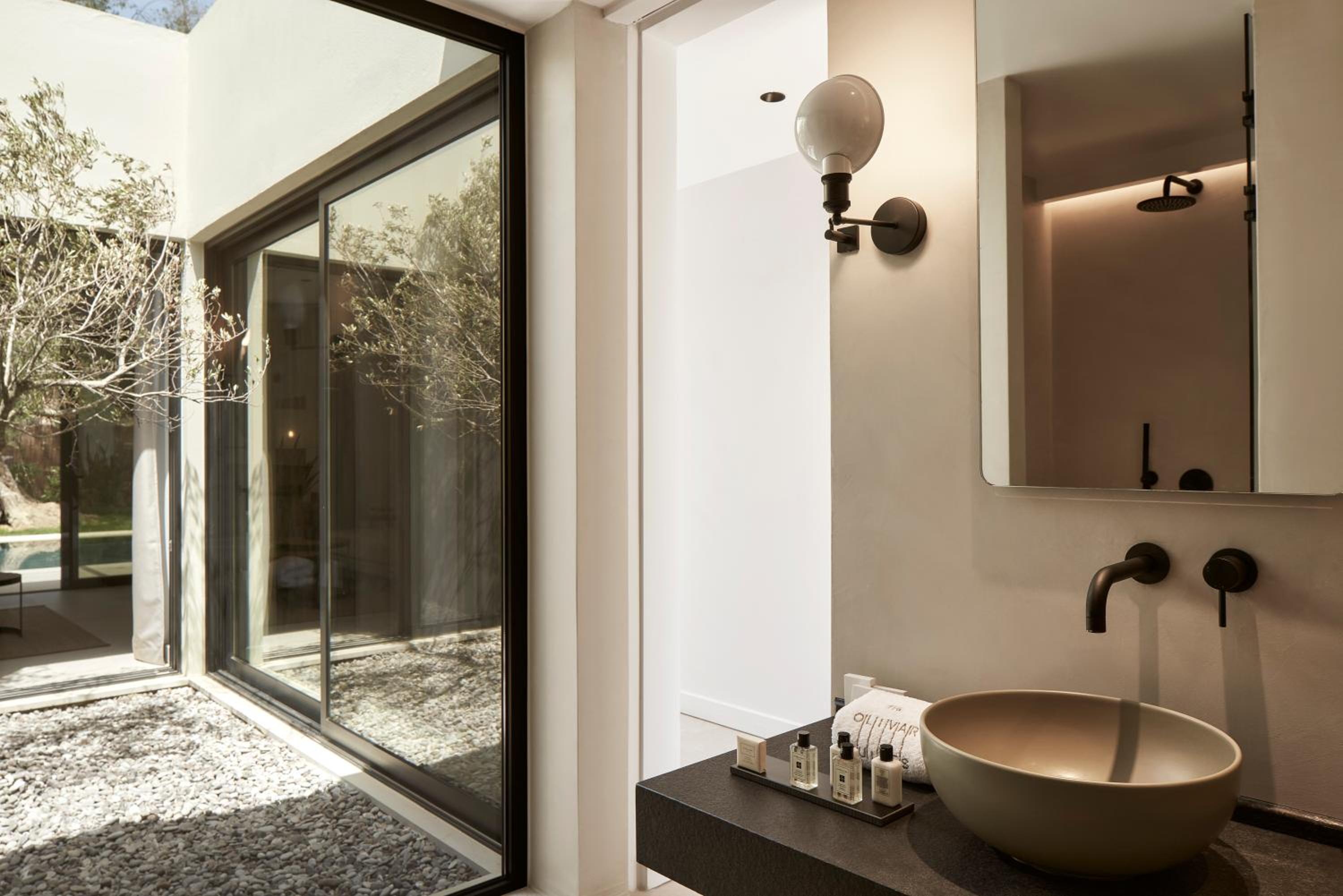 Executive Suite with Private Pool - Photo 4