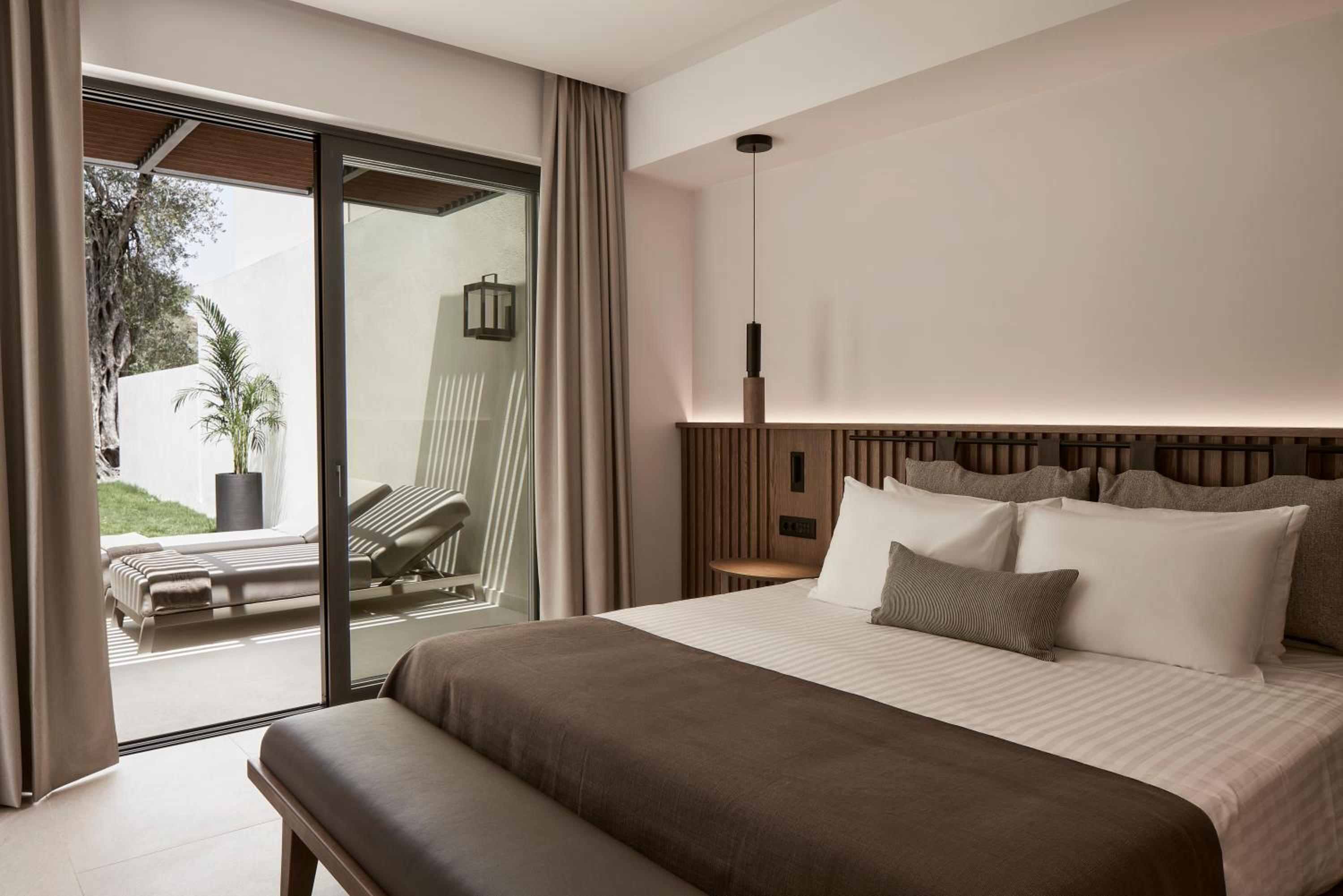 Executive Suite with Private Pool - Photo 3