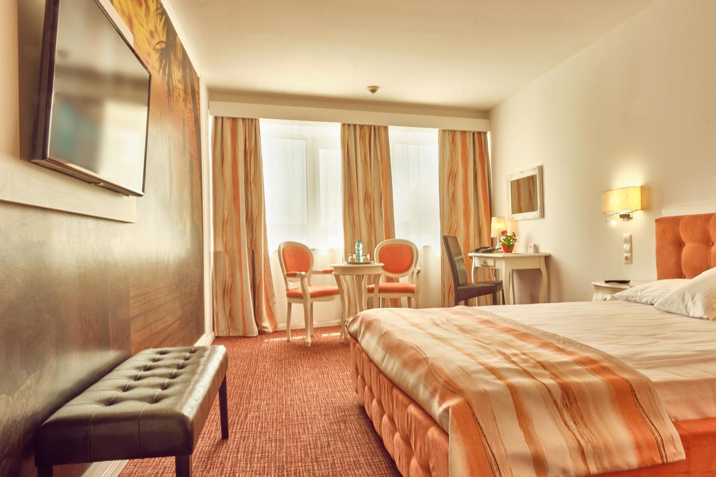 Deluxe Double Room Palace of Parliament view - Photo 4