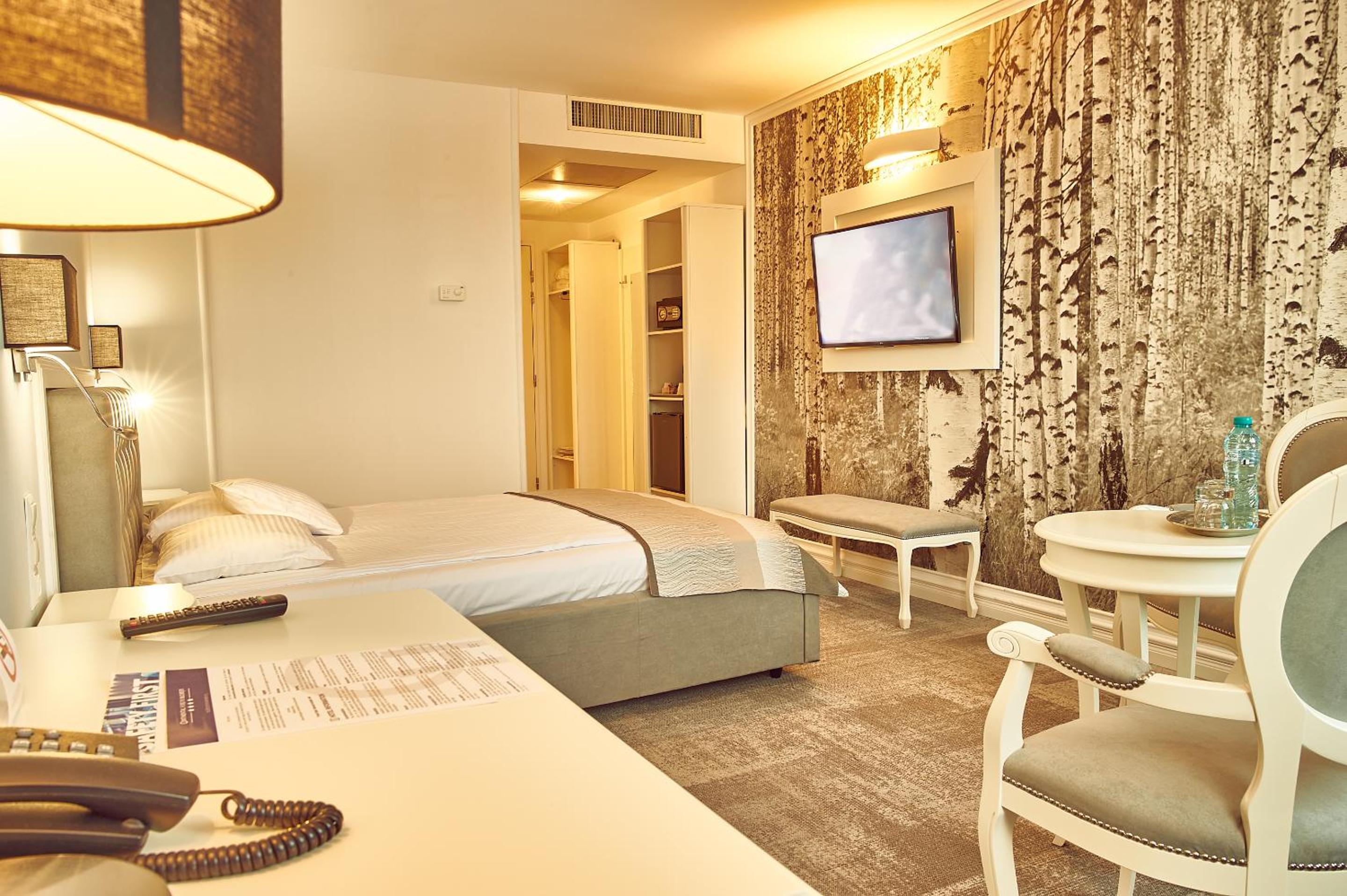 Deluxe Double Room Palace of Parliament view - Photo 3