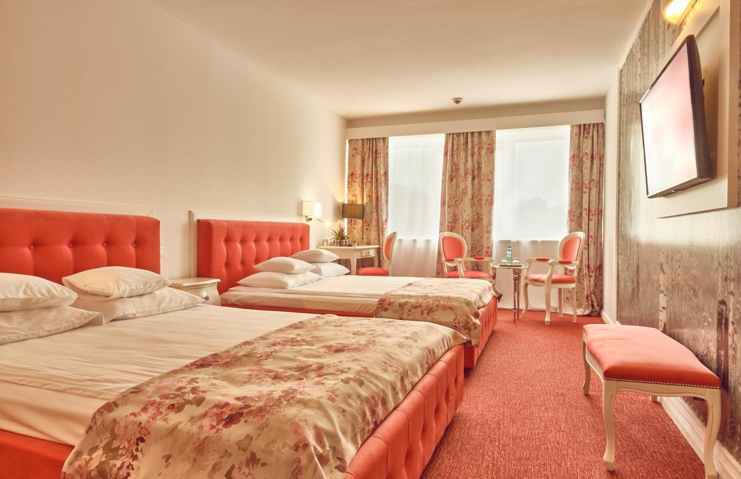 Deluxe Family PLUS Room Palace of Parliament view - Photo 1