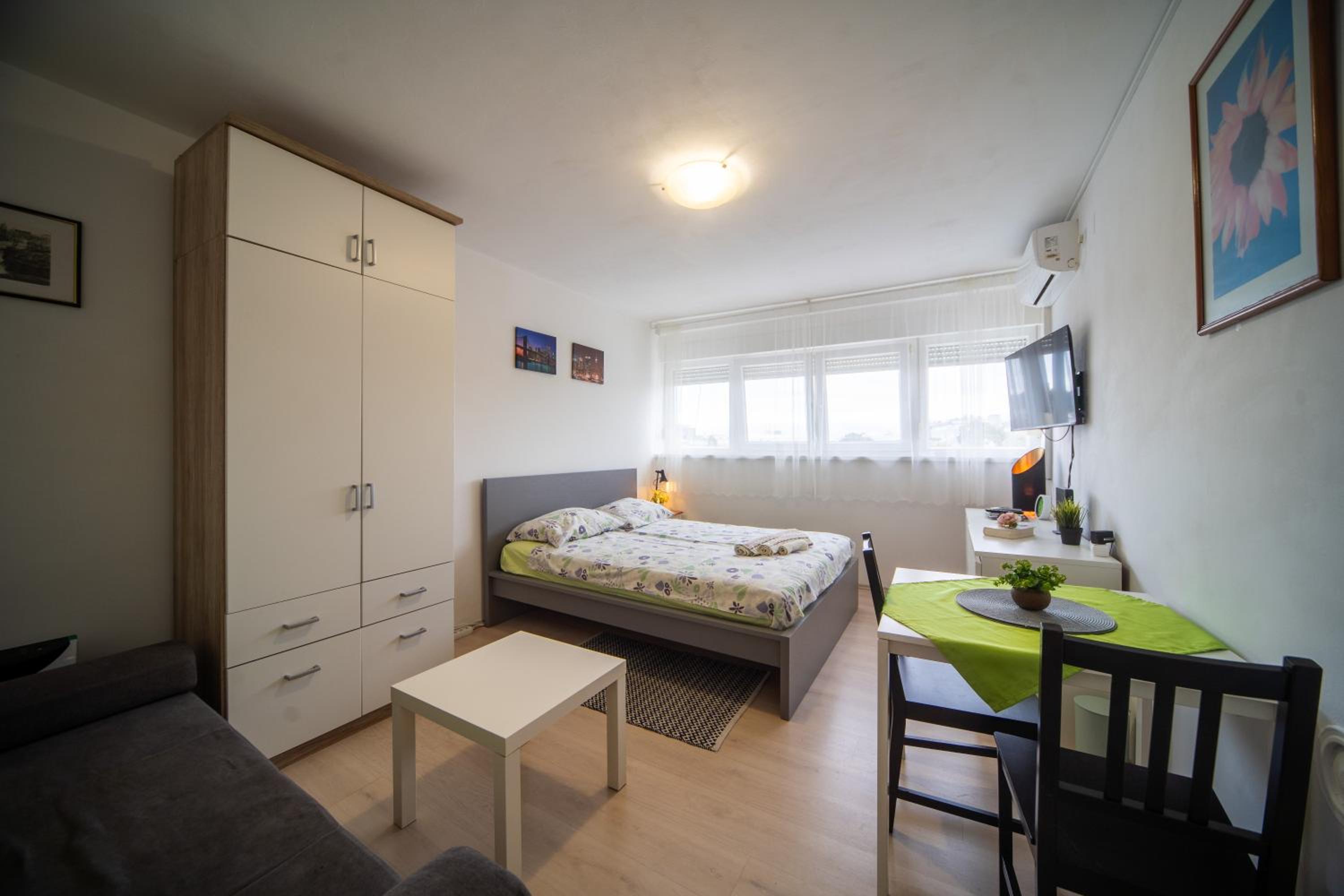 One-Bedroom Apartment - Photo 1