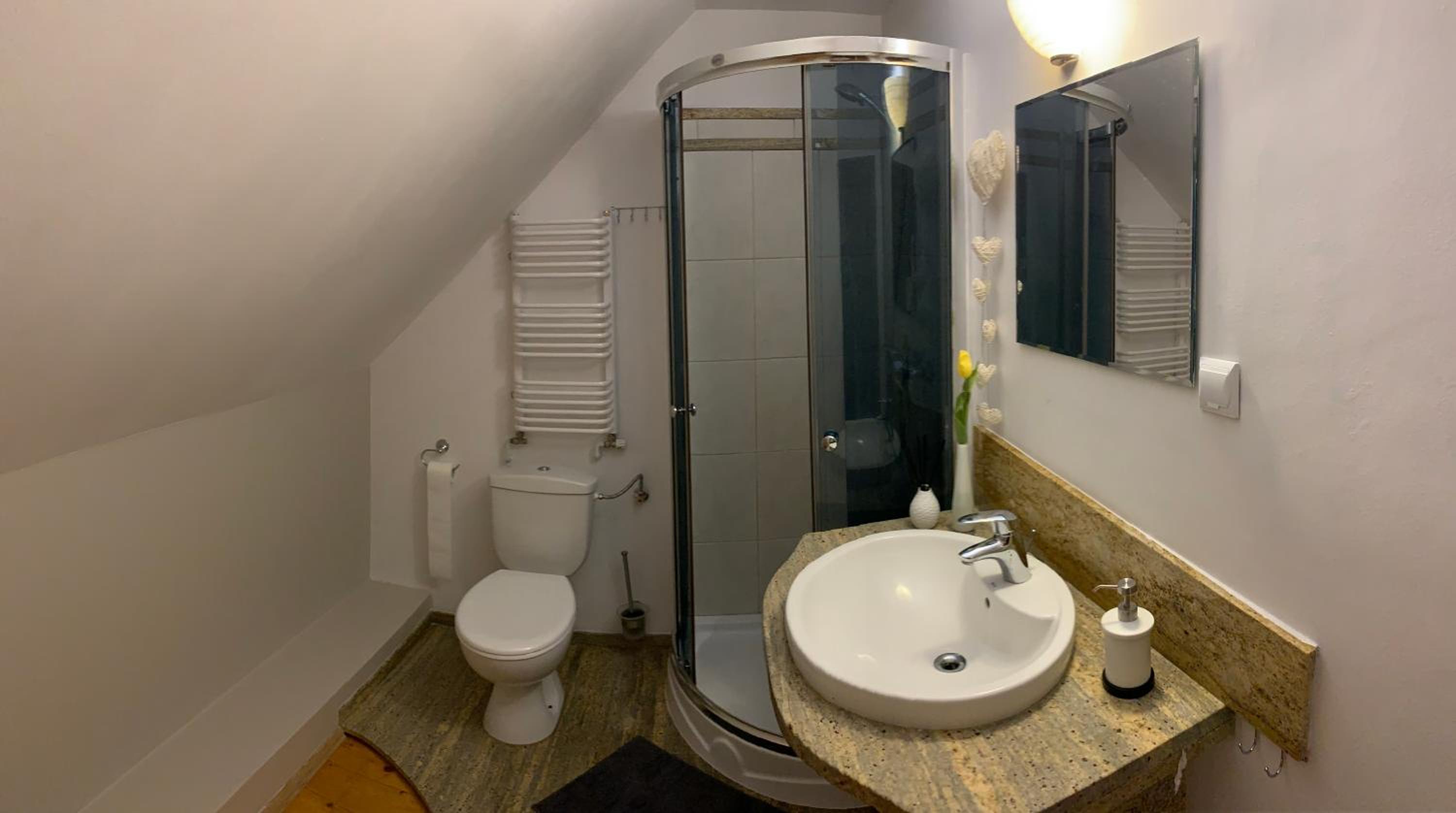 Quadruple Room with Private Bathroom - Photo 2