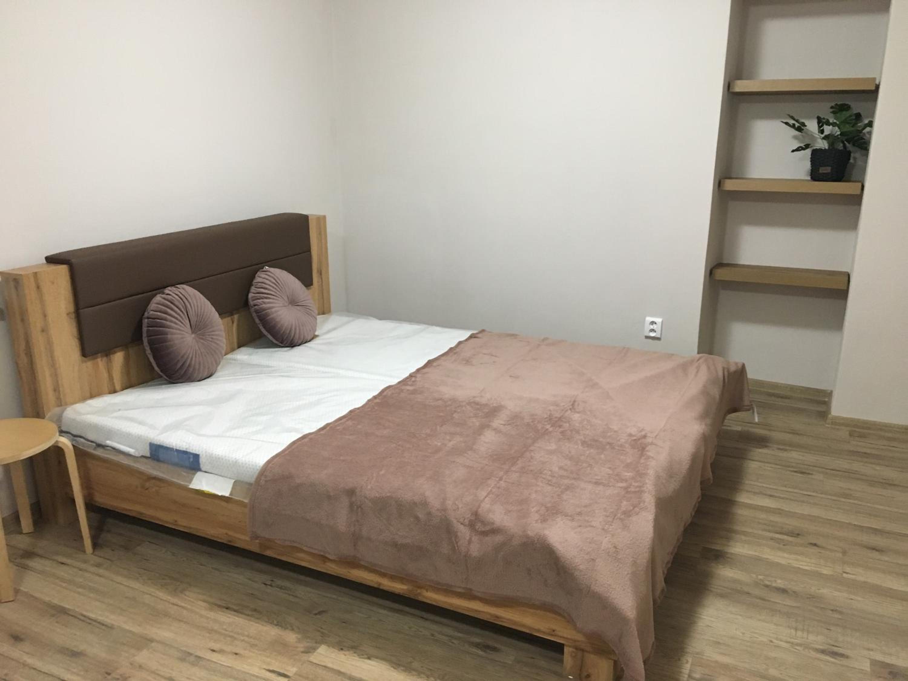 One-Bedroom Apartment - Photo 3