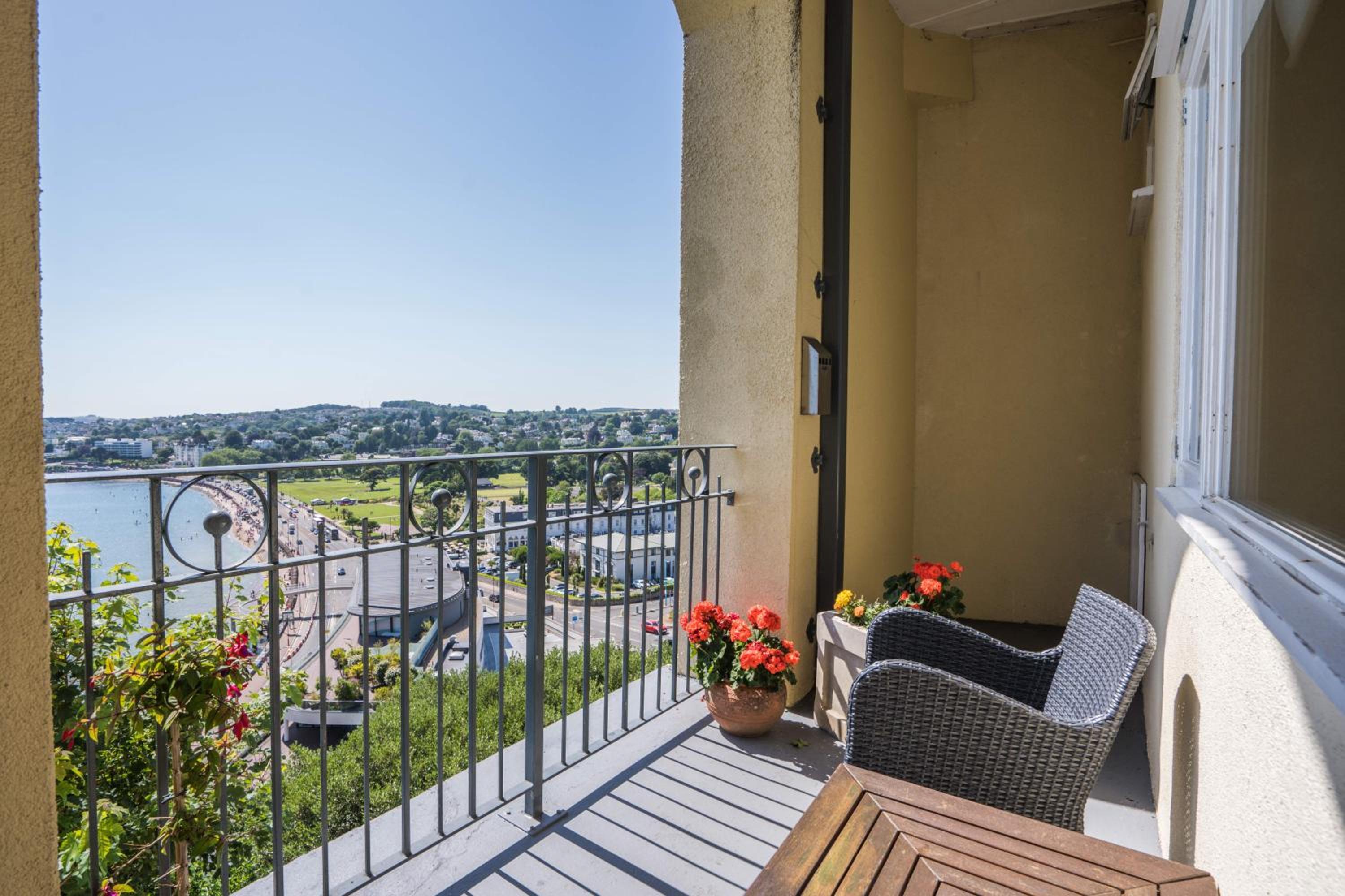 Two Bedroom Apartment with Sea View – 15 – Pet Friendly  photo 2