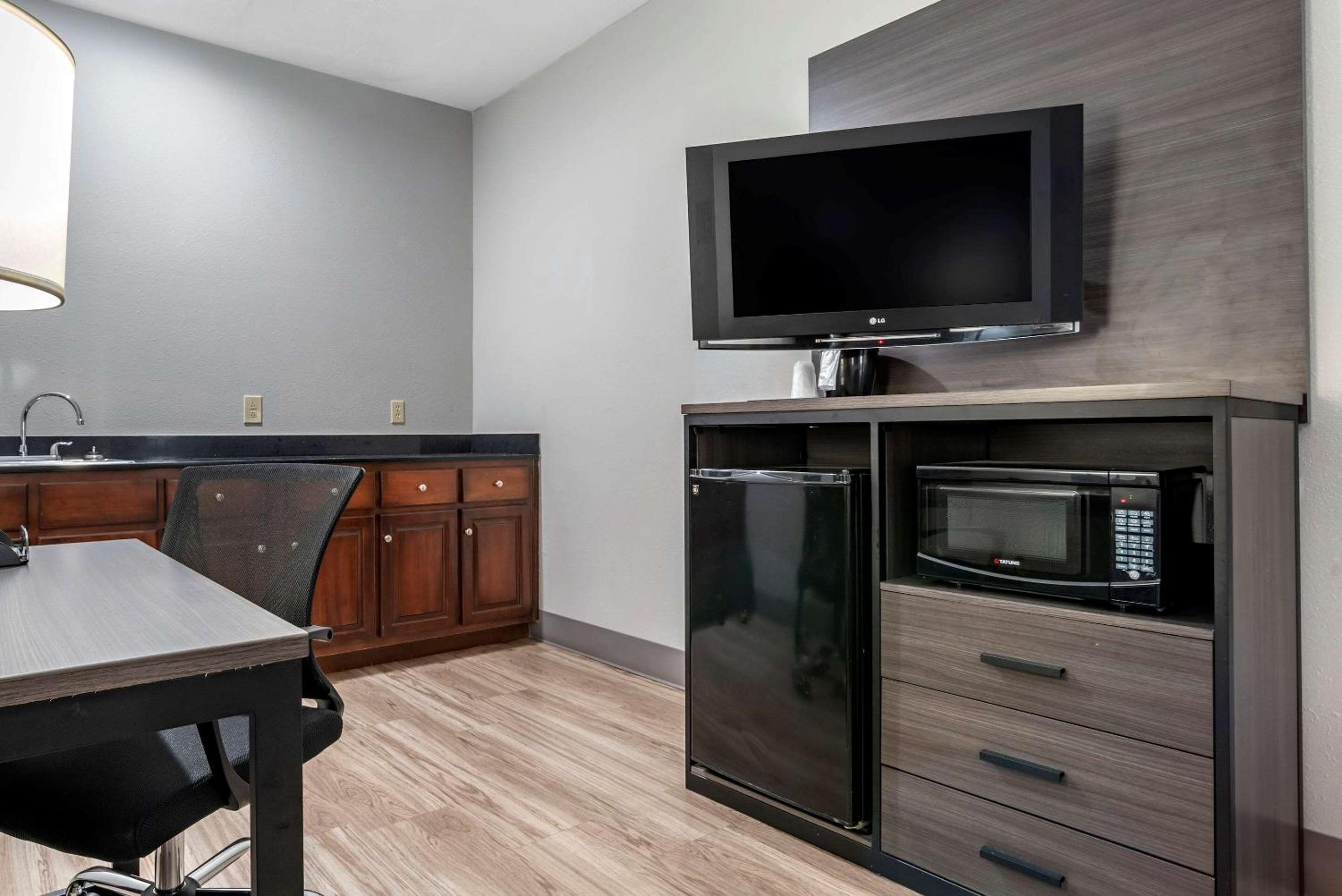 Standard King Suite - Mobility Accessible/Non-Smoking - Photo 1