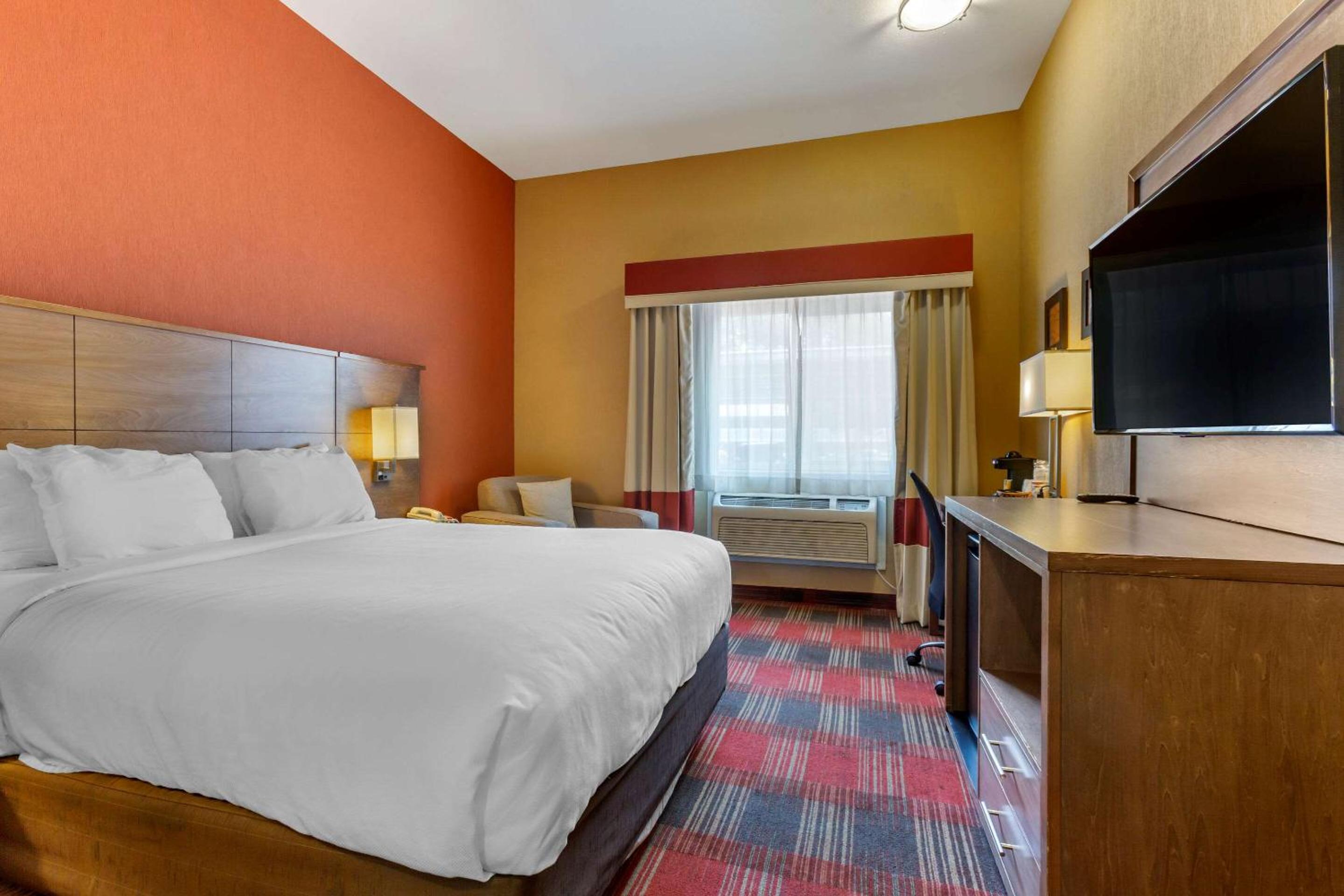 Queen Room with Refrigerator - Non-Smoking - Photo 4