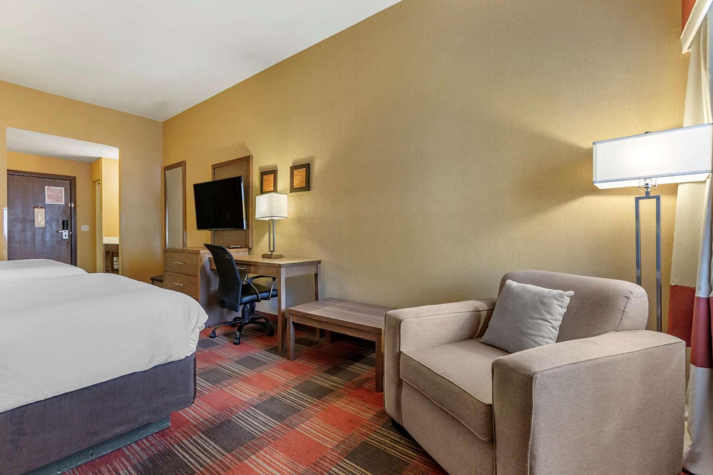Queen Room with Two Queen Beds and Refrigerator - Non-Smoking - Photo 2