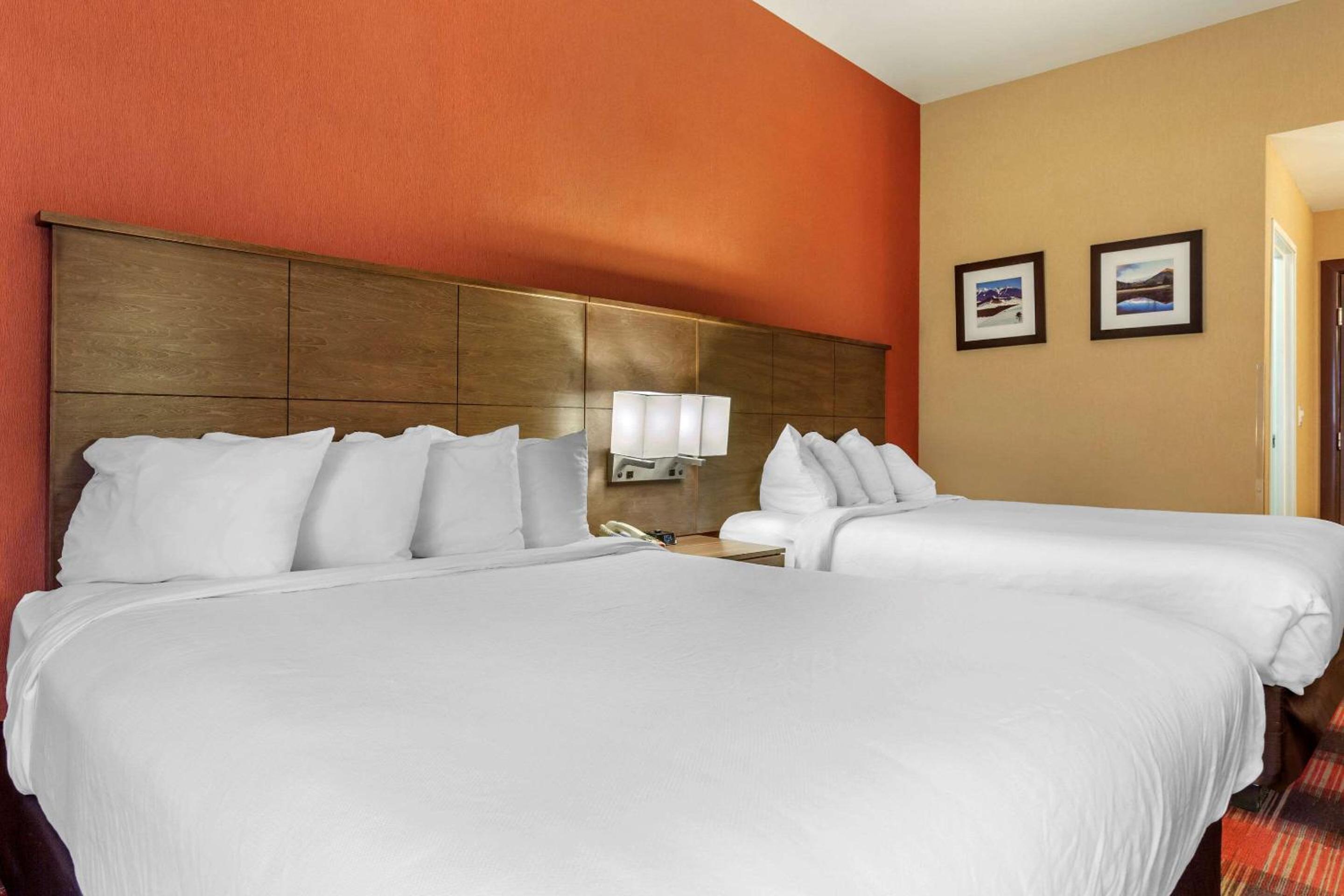 Queen Room with Two Queen Beds and Refrigerator - Non-Smoking - Photo 5