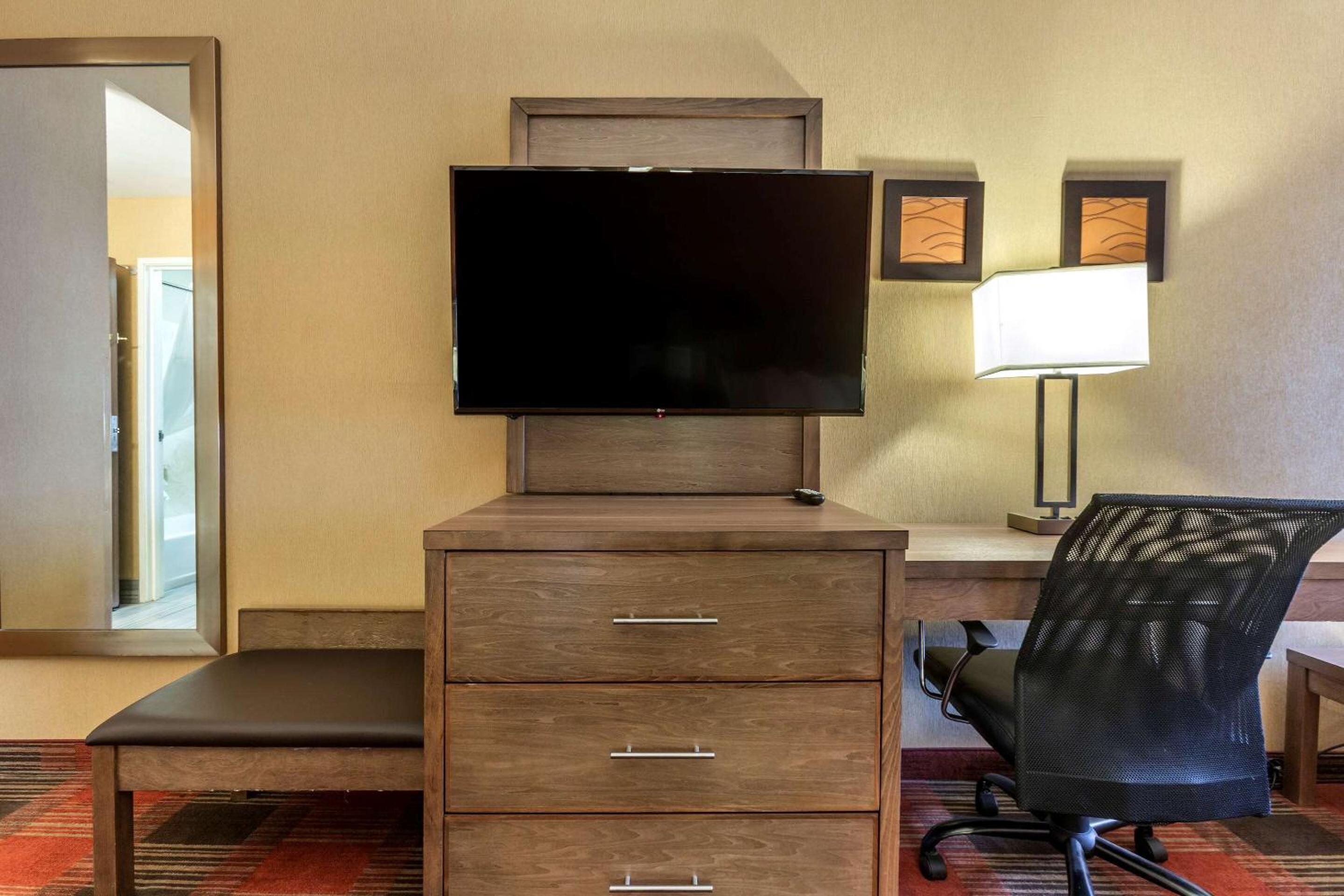 Queen Room with Two Queen Beds and Refrigerator - Non-Smoking - Photo 4
