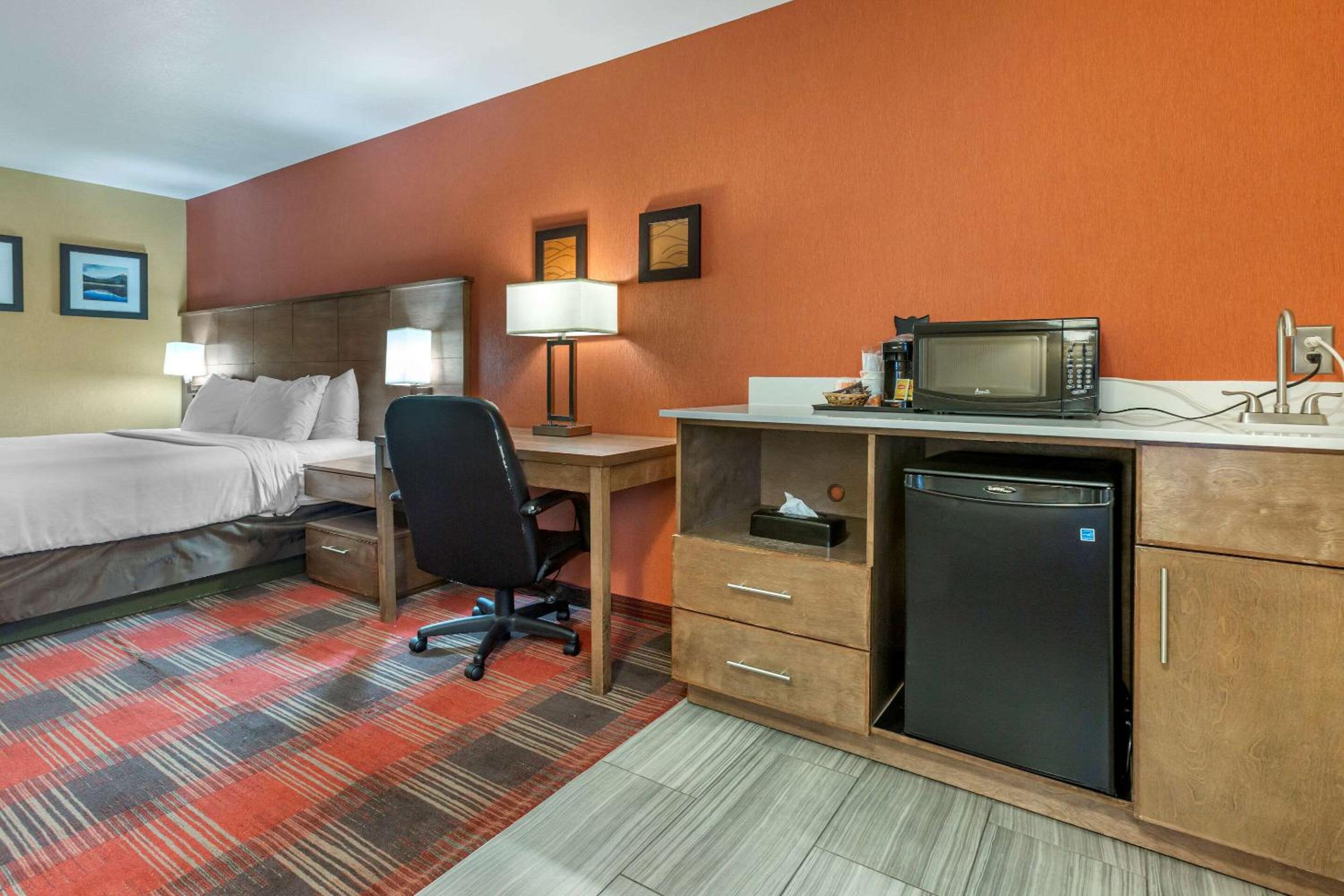 King Suite with Balcony and Wet Bar - Non-Smoking - Photo 2