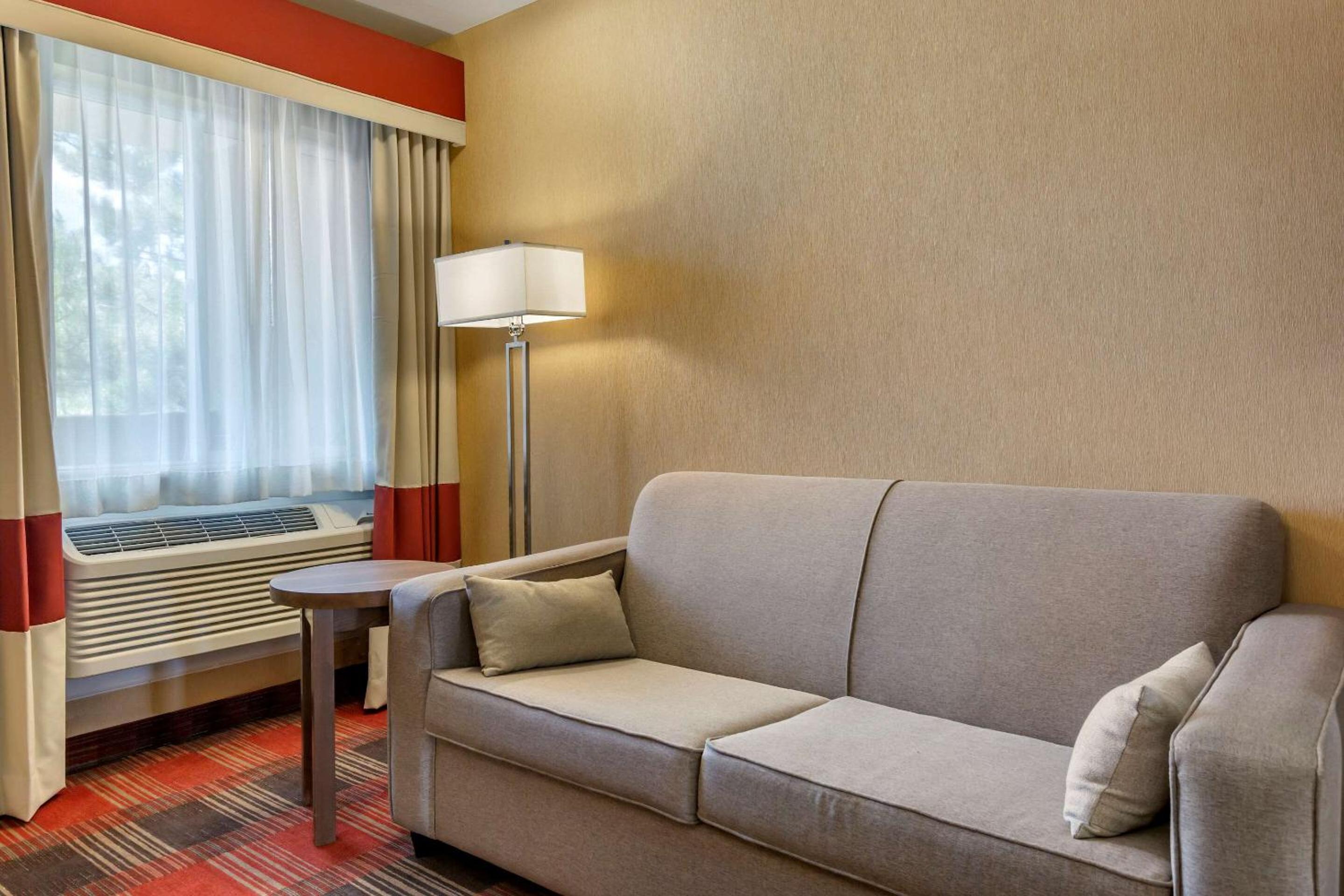 King Suite with Balcony and Wet Bar - Non-Smoking - Photo 8