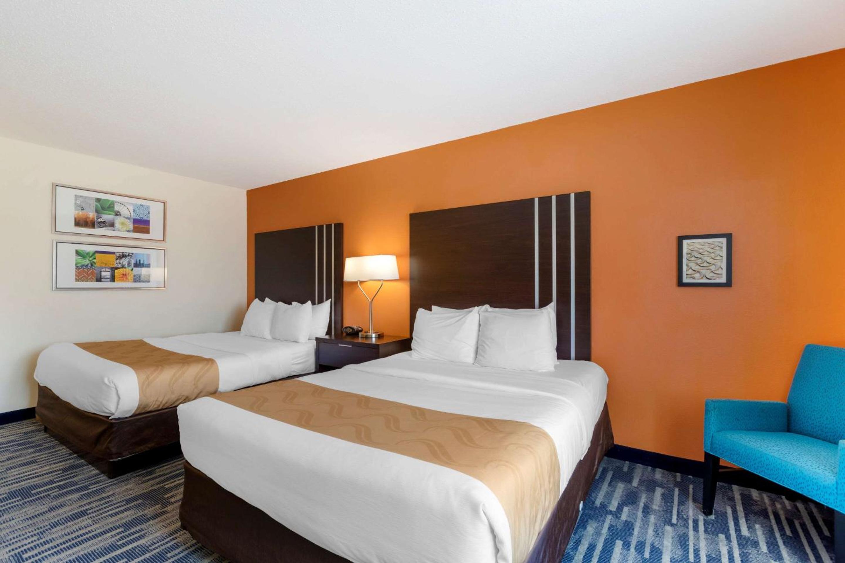 Queen Room with Two Queen Beds - Non-Smoking - Photo 5