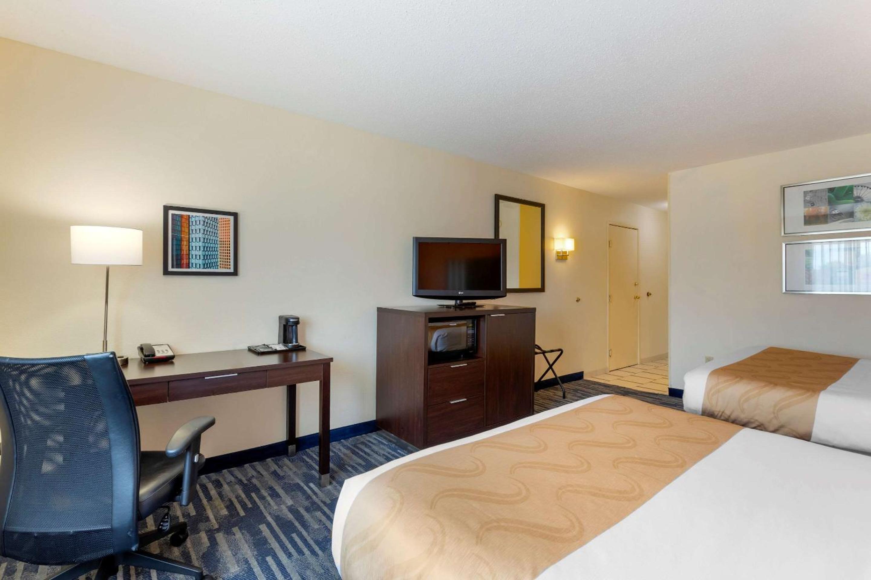 Queen Room with Two Queen Beds - Non-Smoking - Photo 6