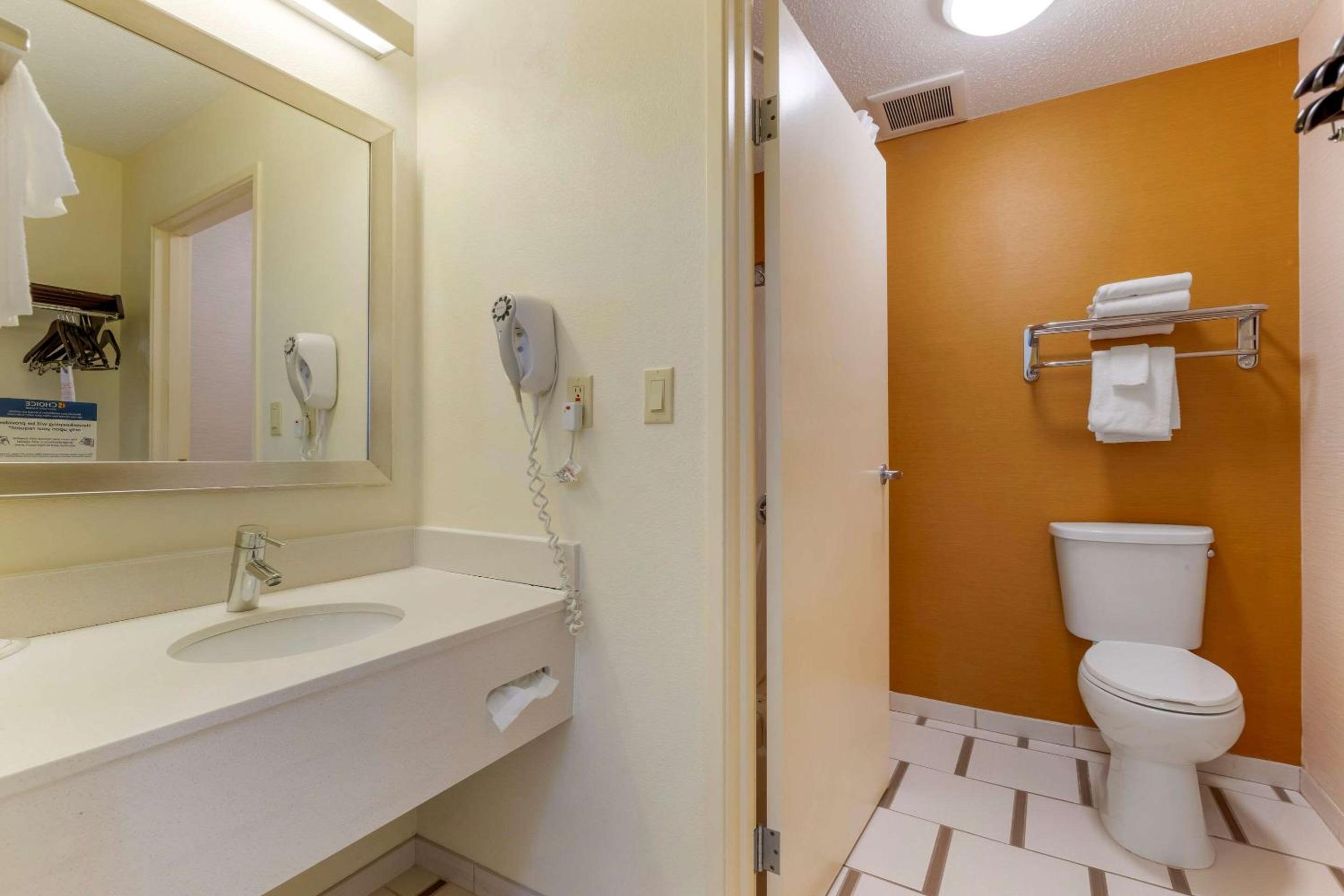 King Room - Non-Smoking - Photo 2