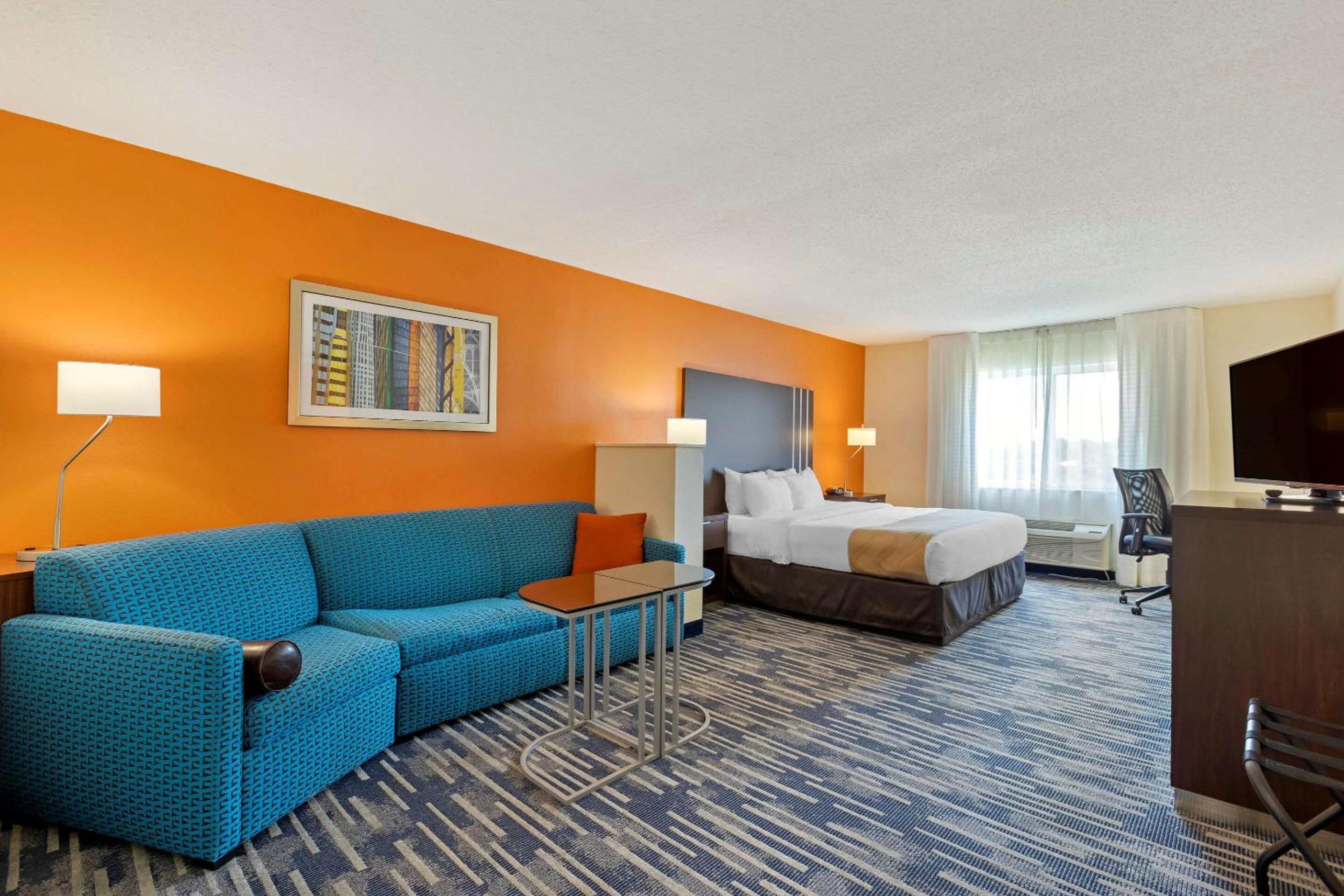 King Suite with Sofa Bed - Non-Smoking - Photo 1