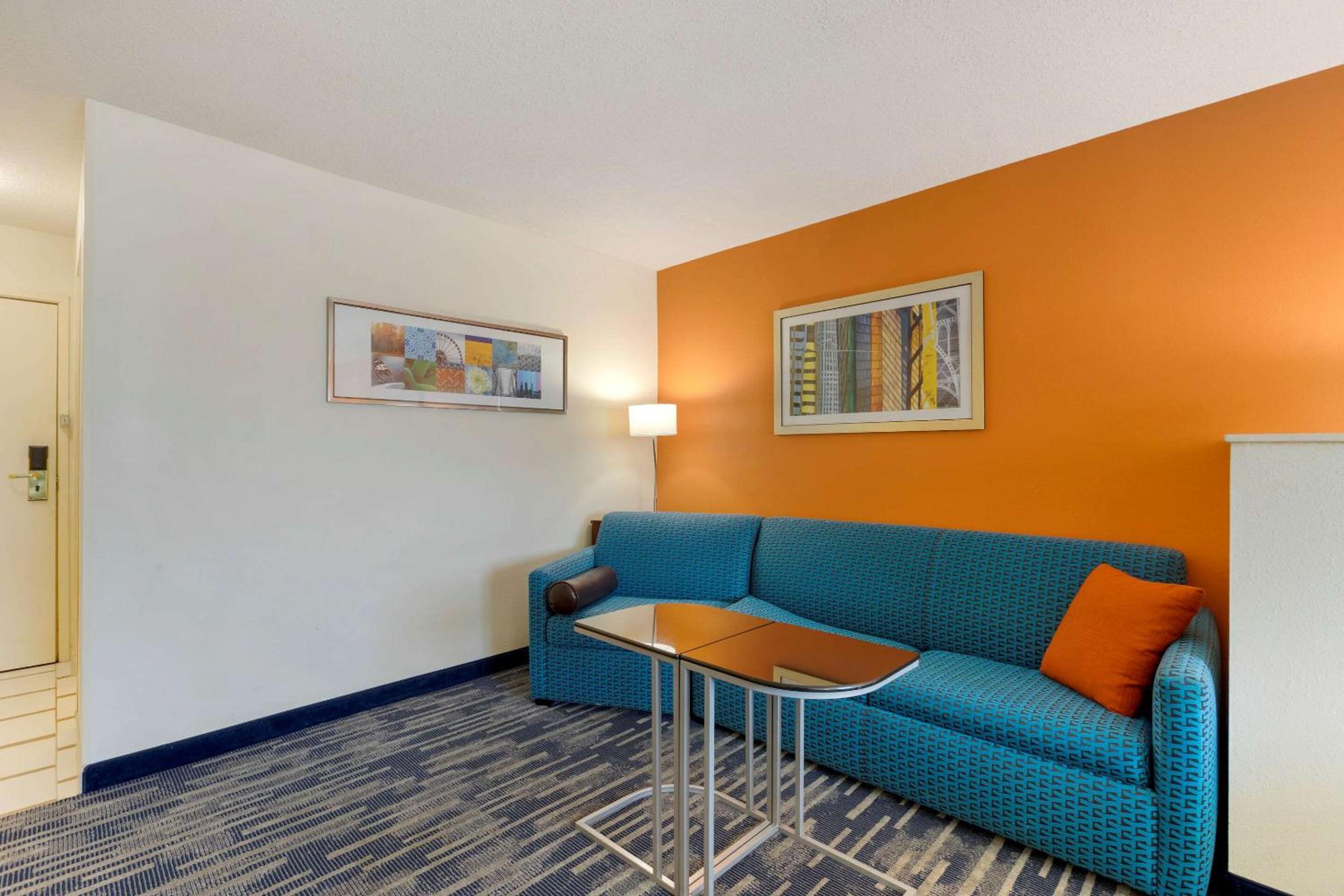 King Suite with Sofa Bed - Non-Smoking - Photo 8