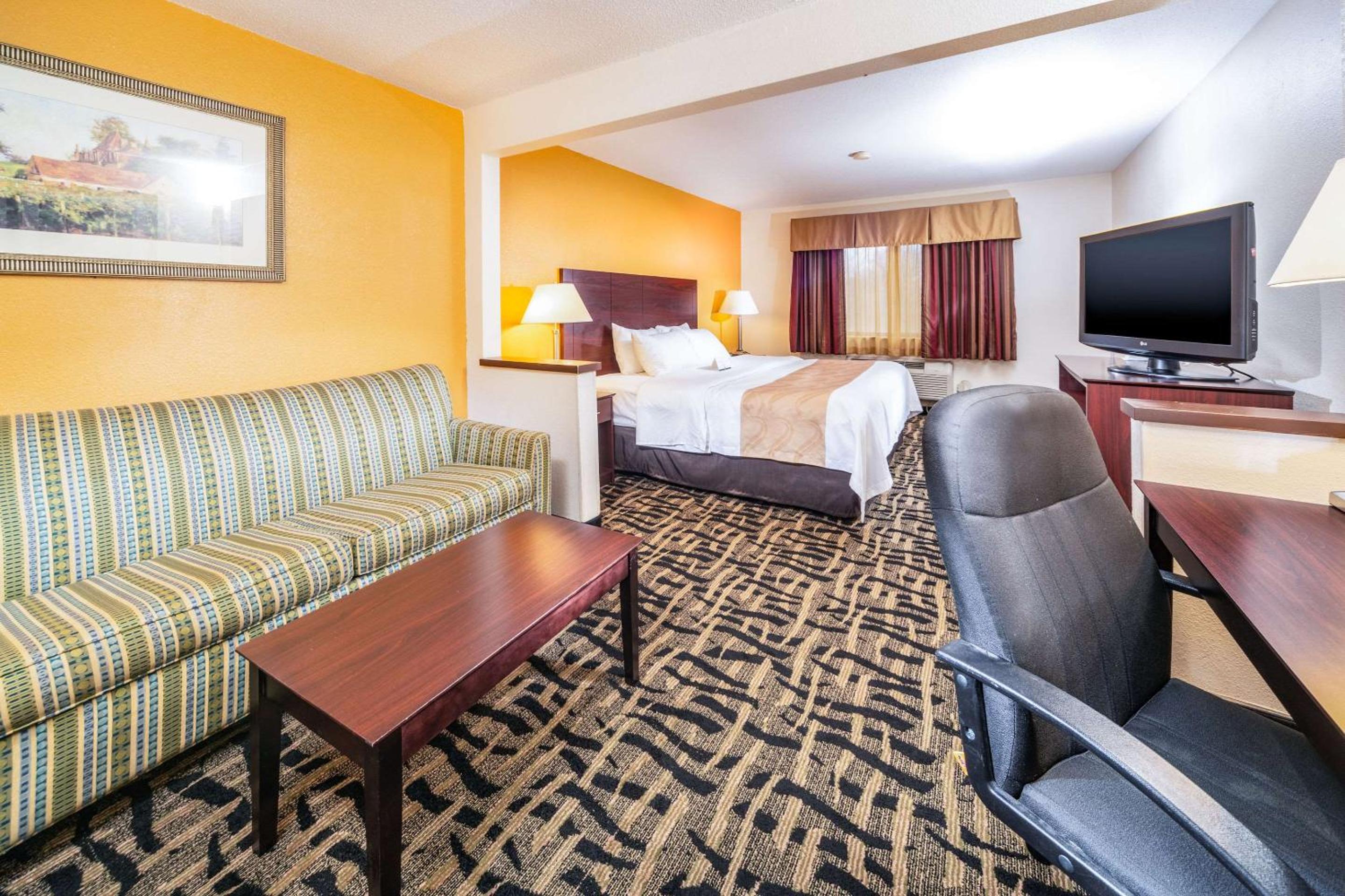King Suite with Sofa Bed - Non-Smoking photo 1