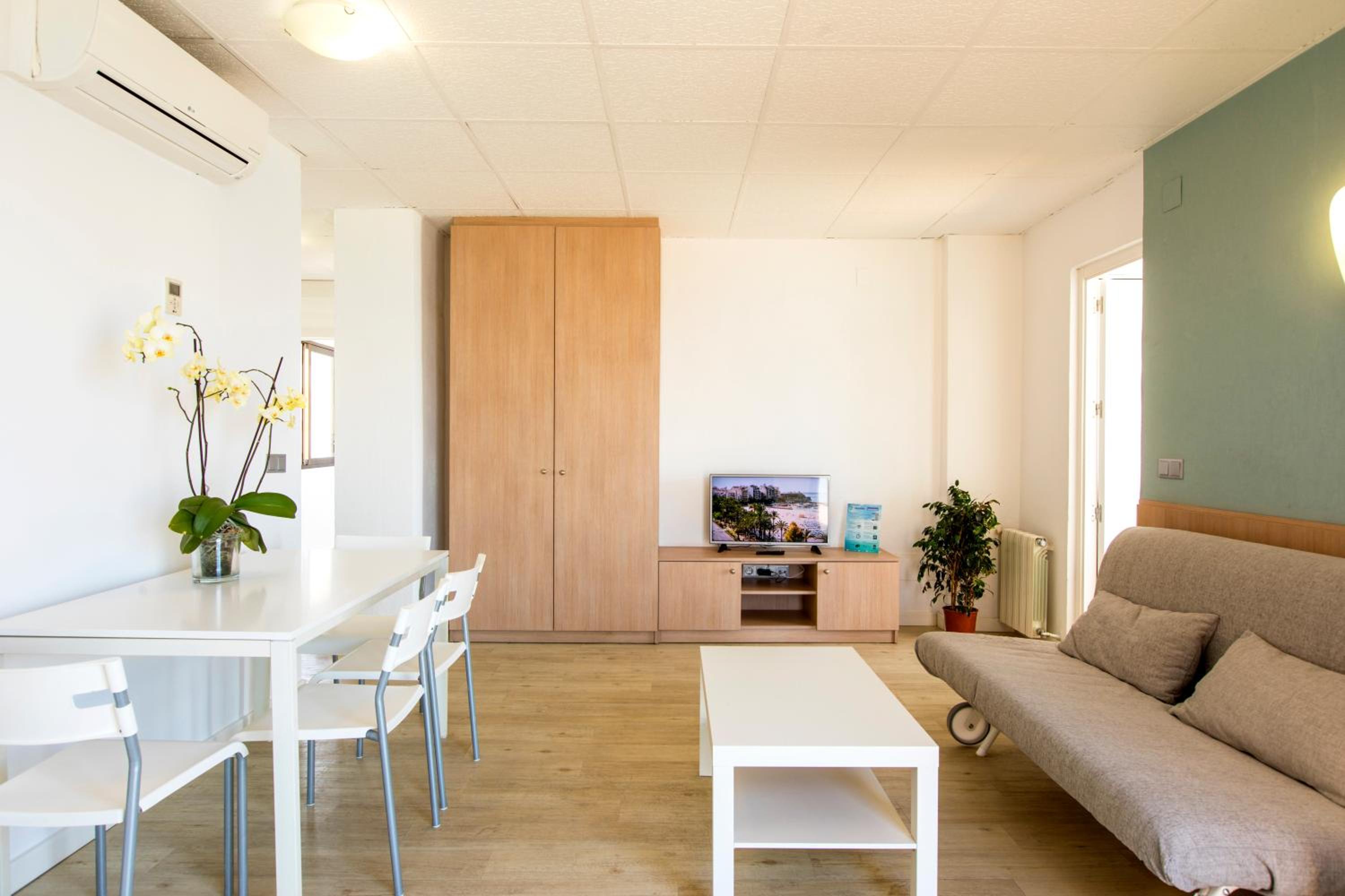 Apartamento de un dormitorio tipo ático superior con vistas al mar.