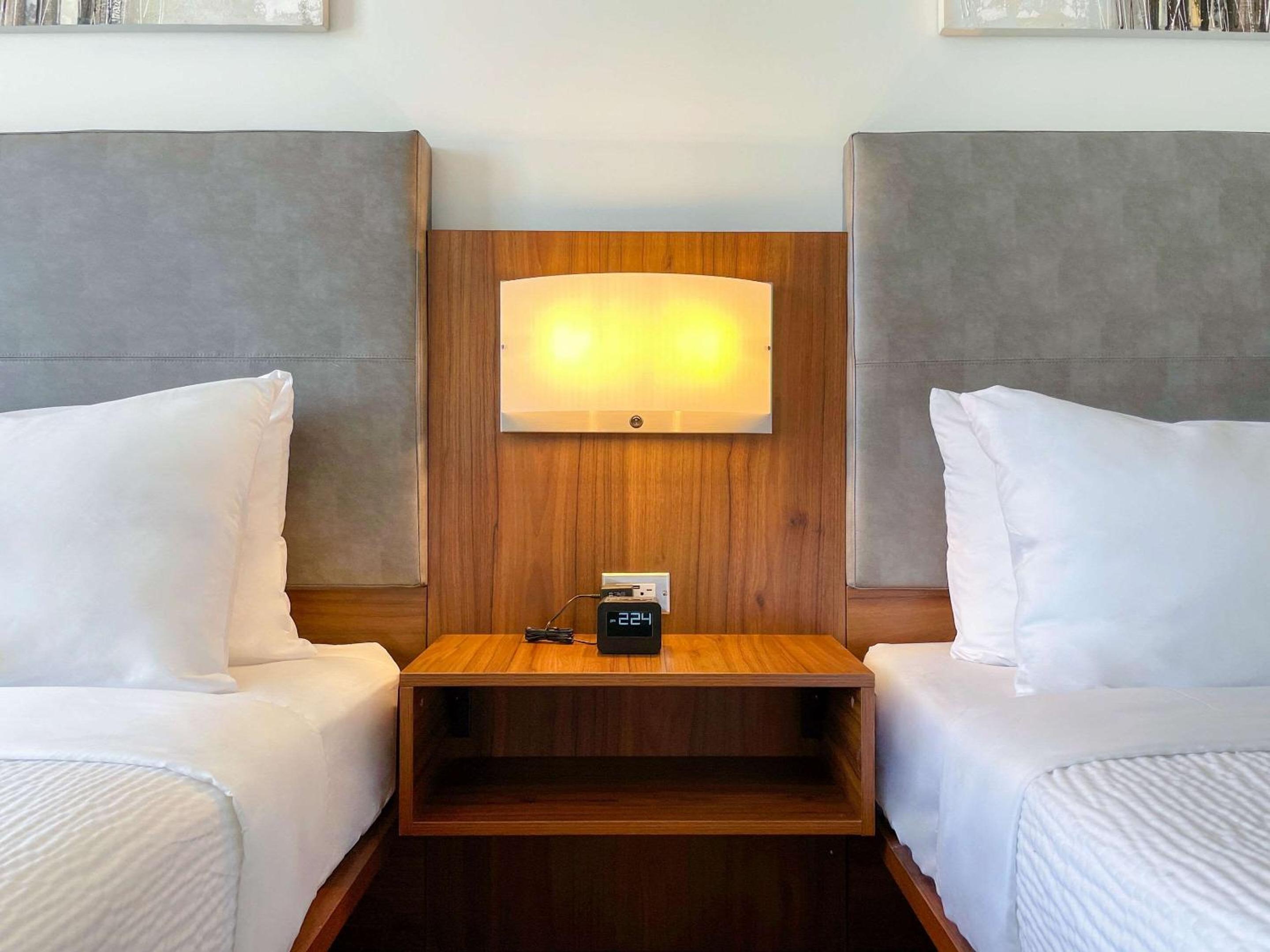 Standard Queen Room with Two Queen Beds - Non Smoking/No Pets - Photo 4