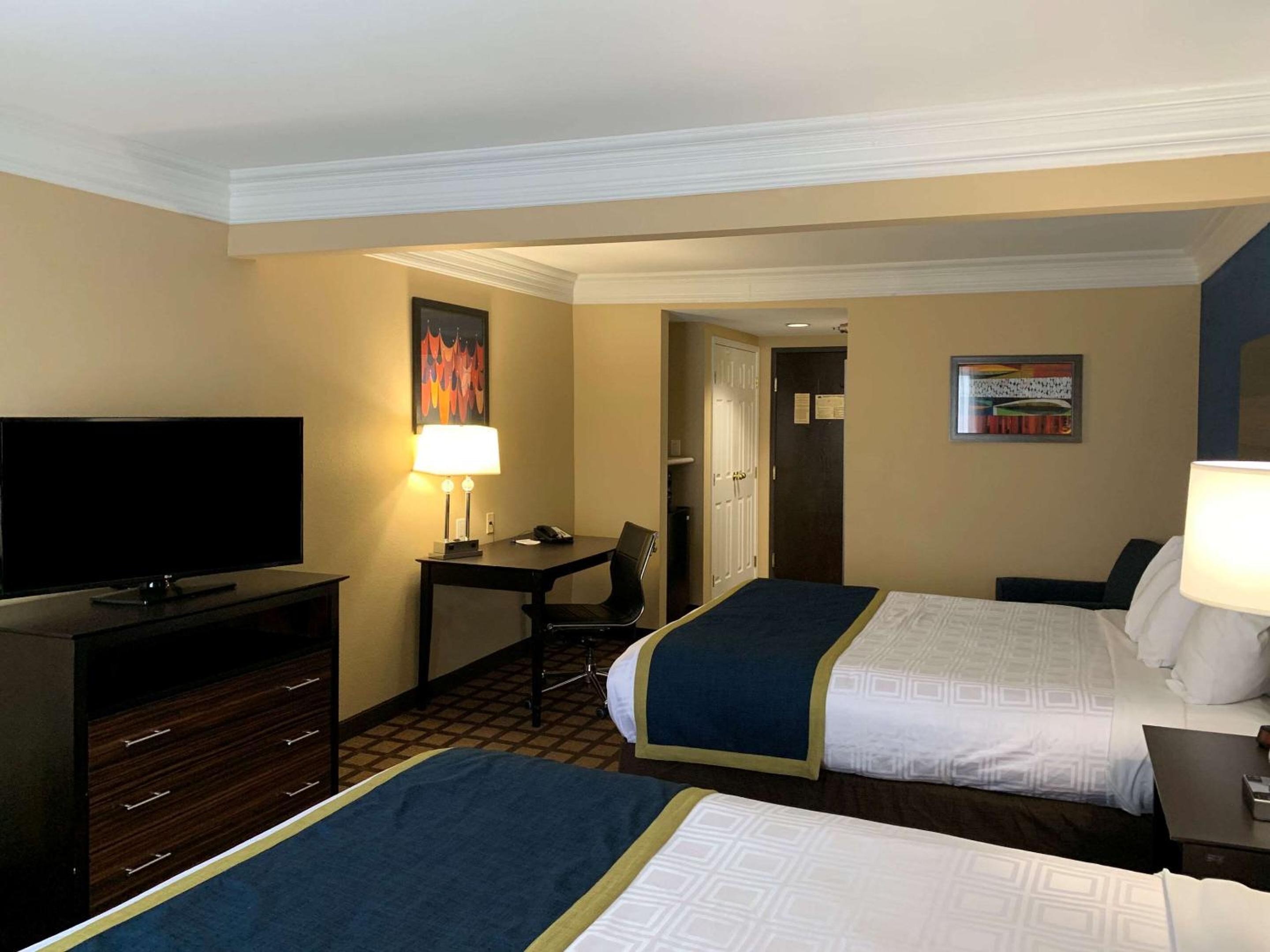 Standard Queen Room with Two Queen Beds - Non Smoking  - Photo 3