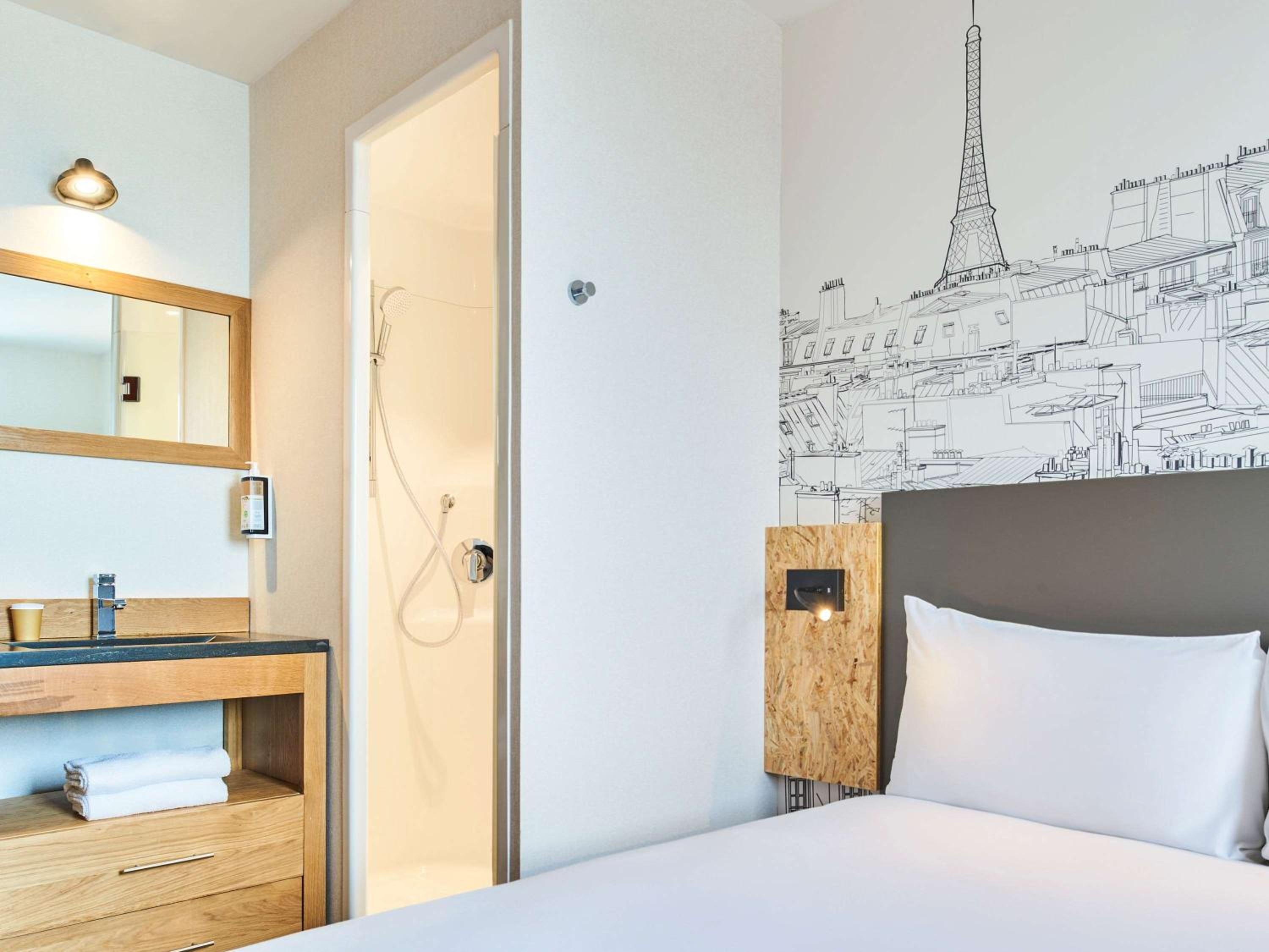 Pop Room with a double bed photo 3