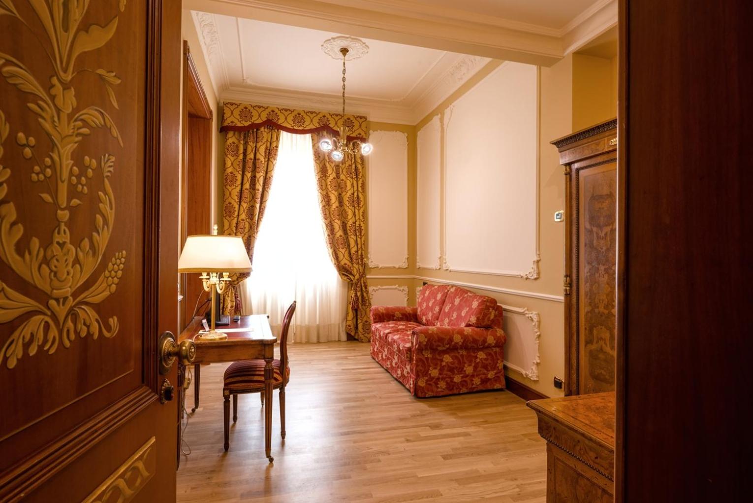 Junior Suite with Balcony thumbnail 6