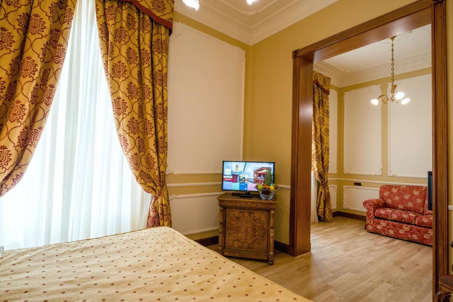 Junior Suite with Balcony thumbnail 6