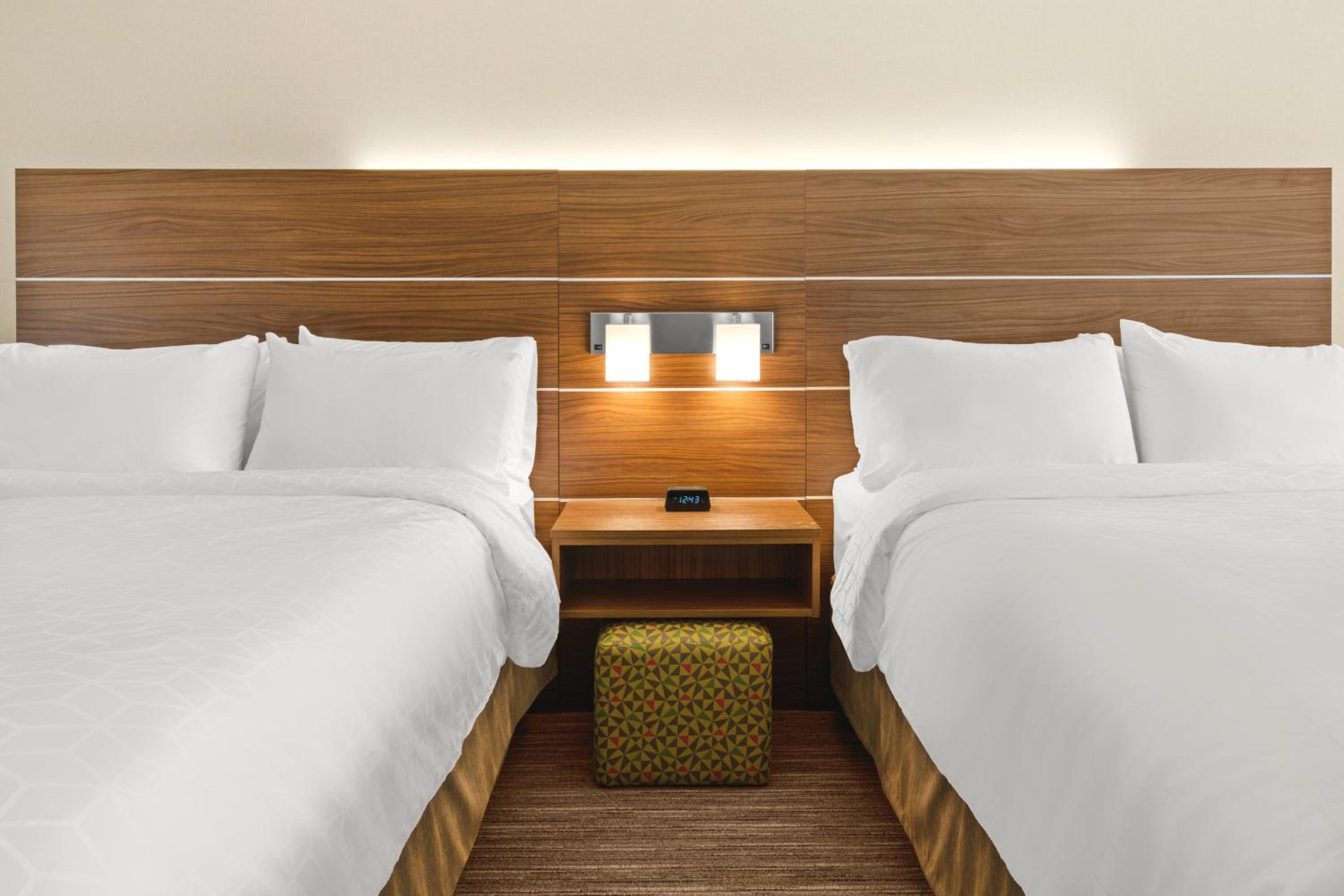 Standard Queen Room with Two Queen Beds - Photo 5