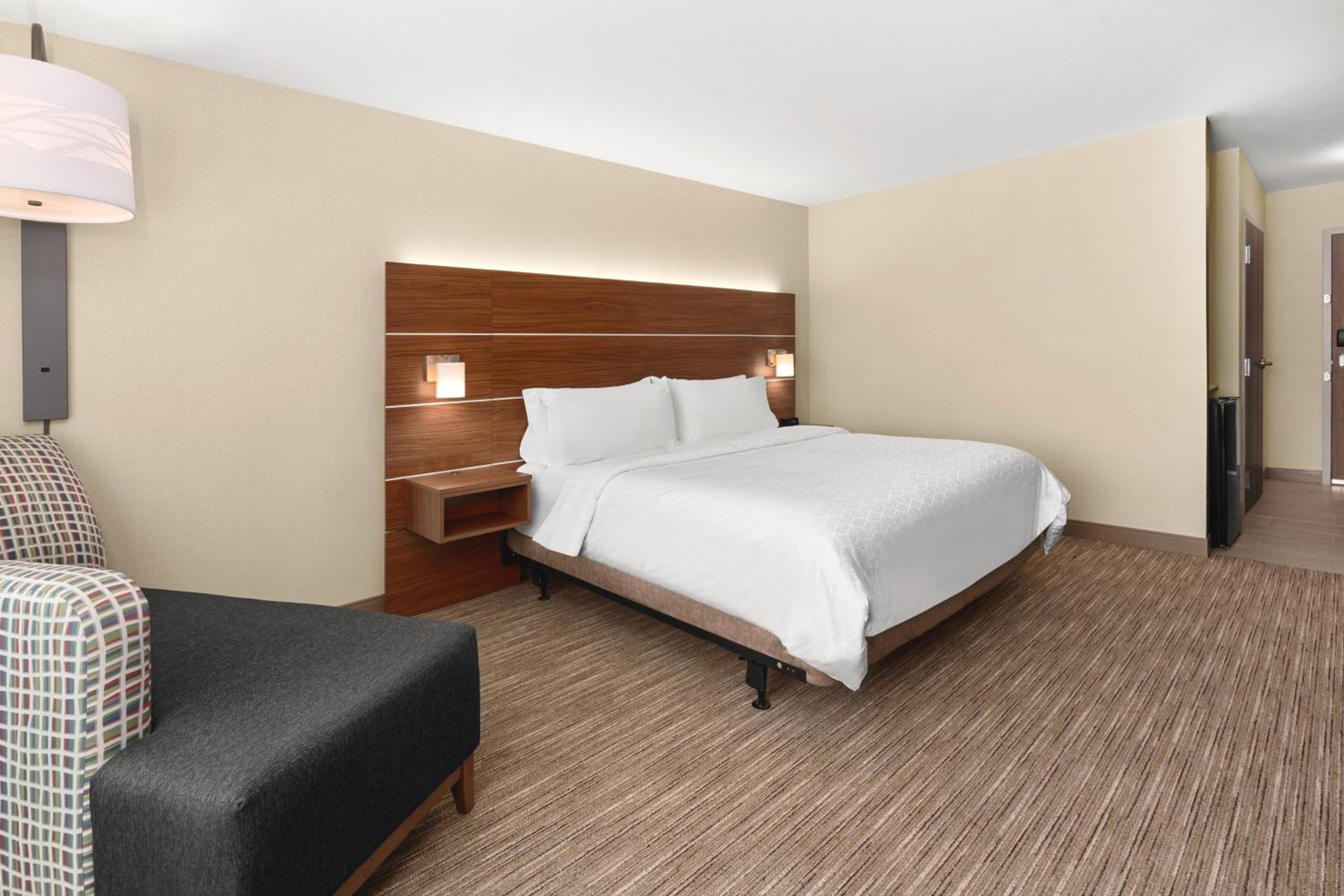 Standard King Room - Photo 6