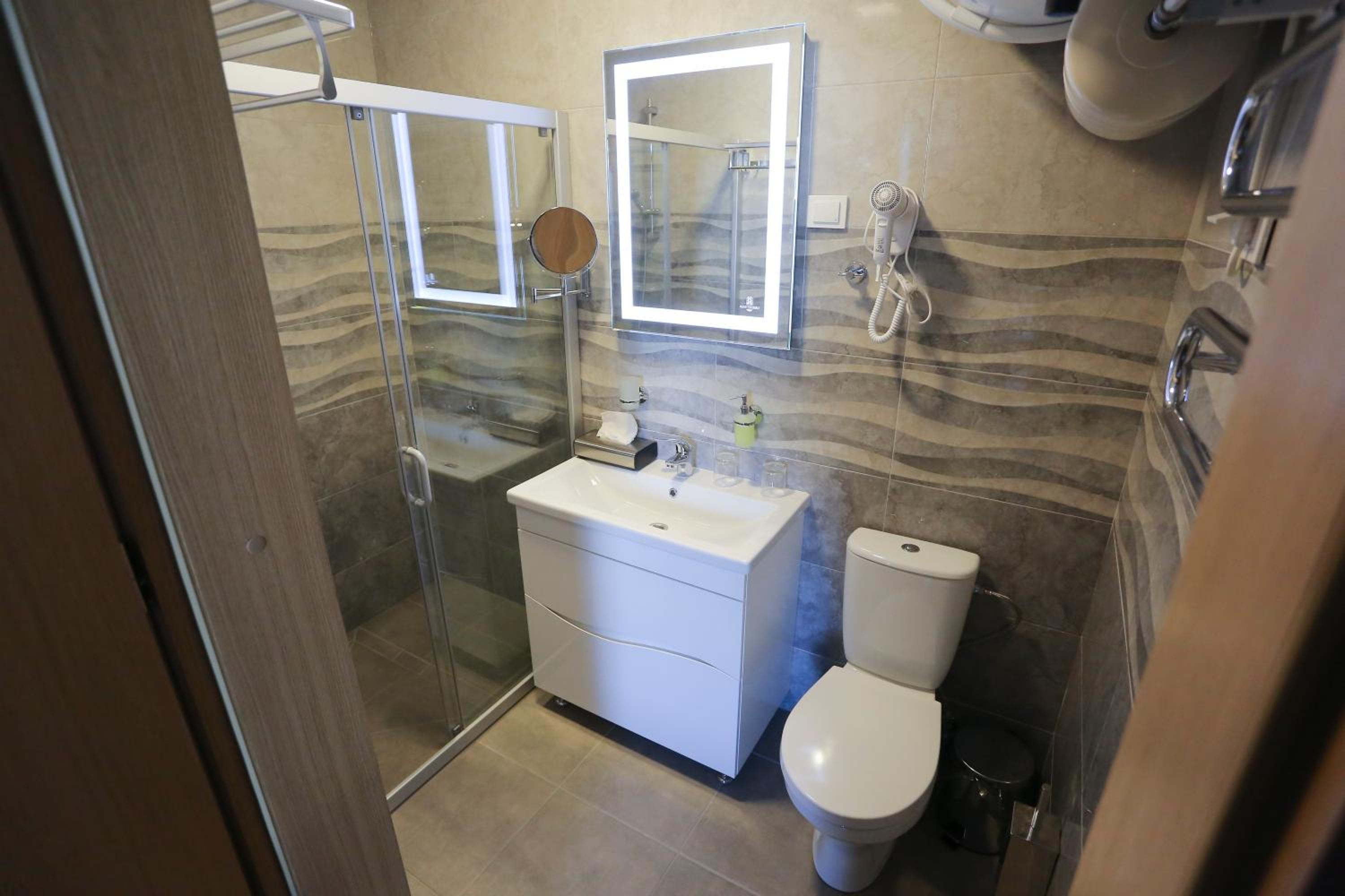 Double or Twin Room with Shower - Photo 4