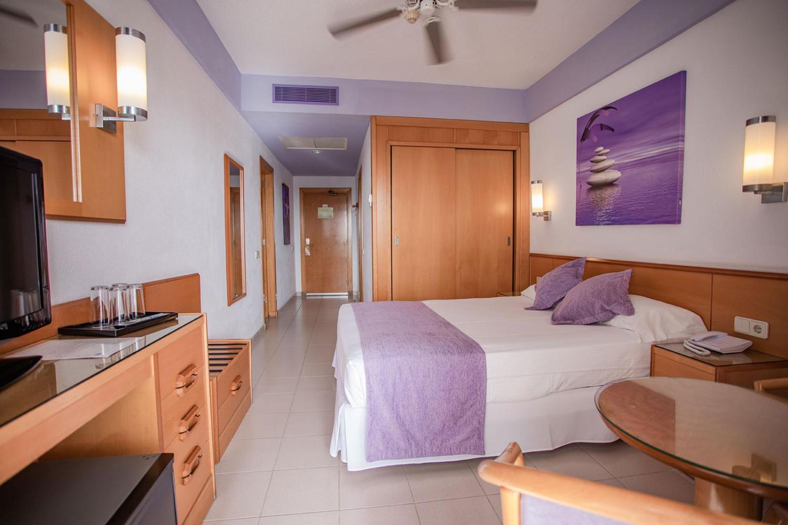 Double Room with Balcony thumbnail 6