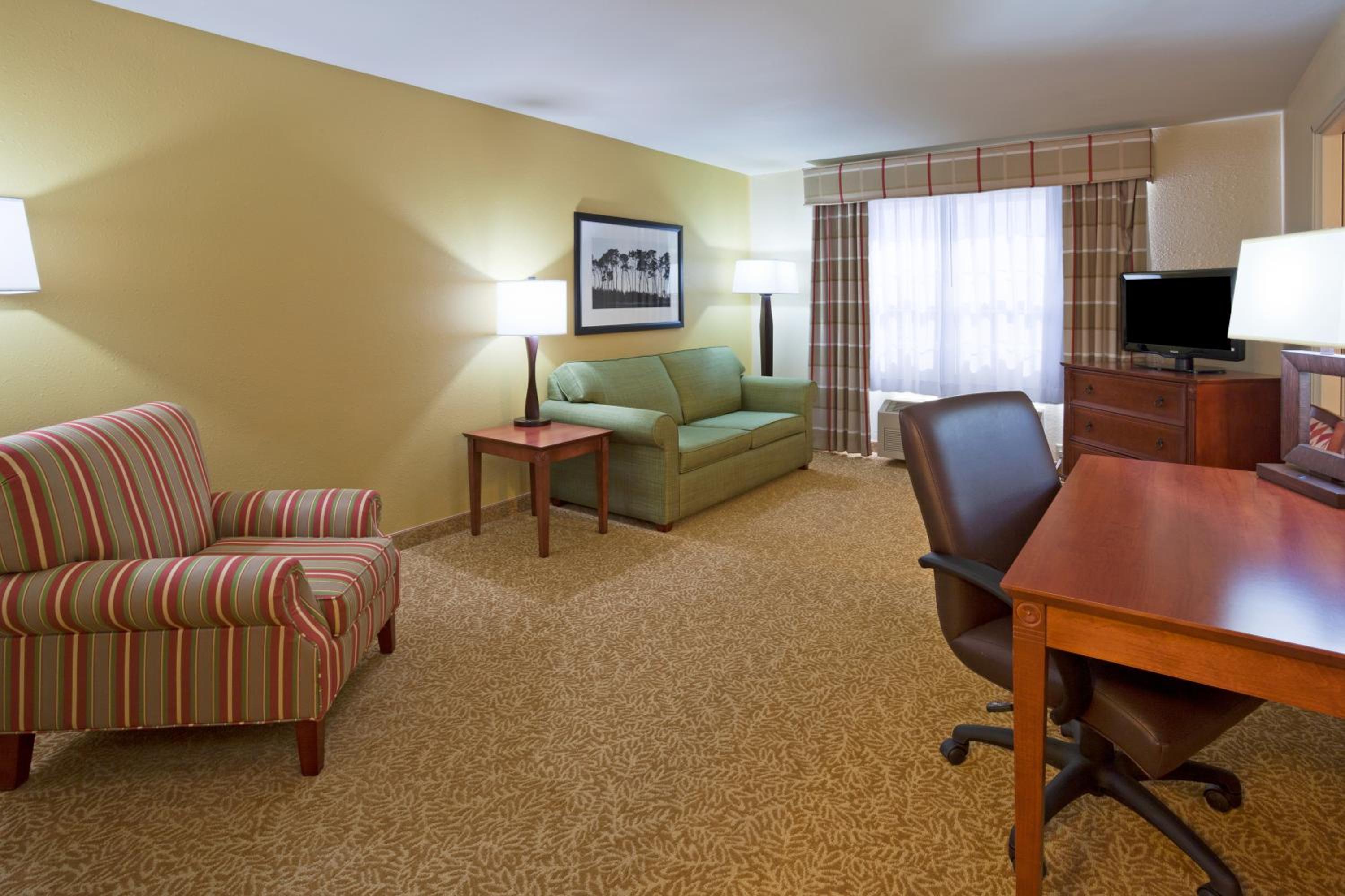 One-Bedroom Queen Suite with Kitchenette - Non-Smoking - Photo 1
