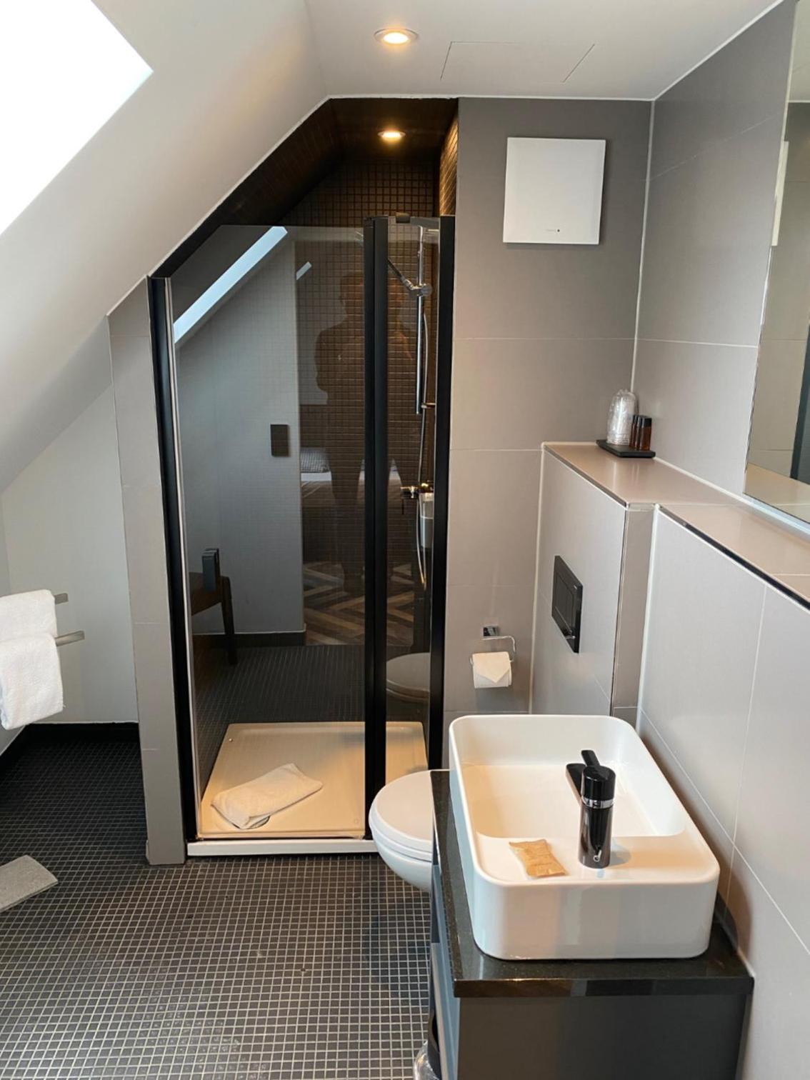 Single Room thumbnail 6