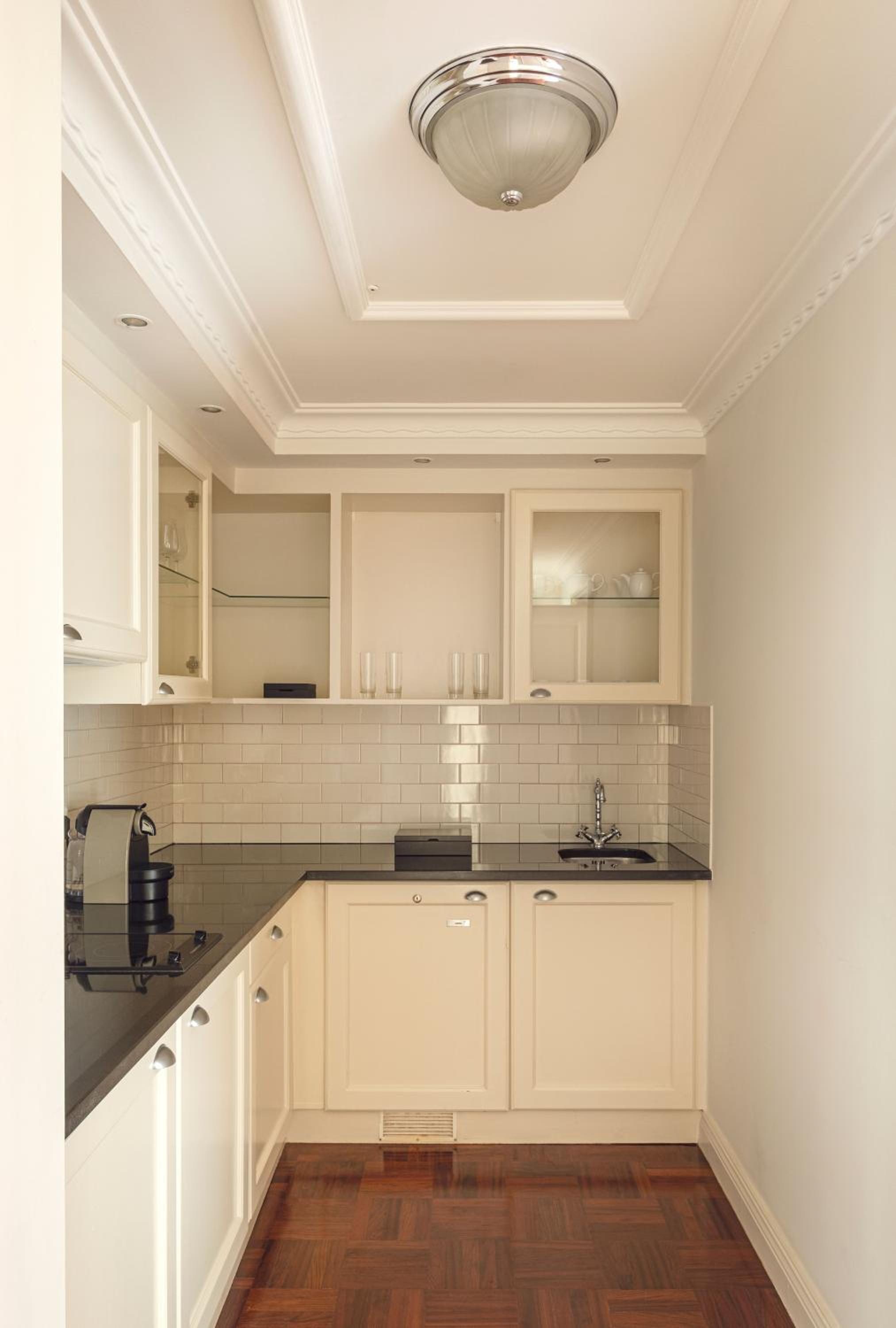 Deluxe Suite - Photo 11