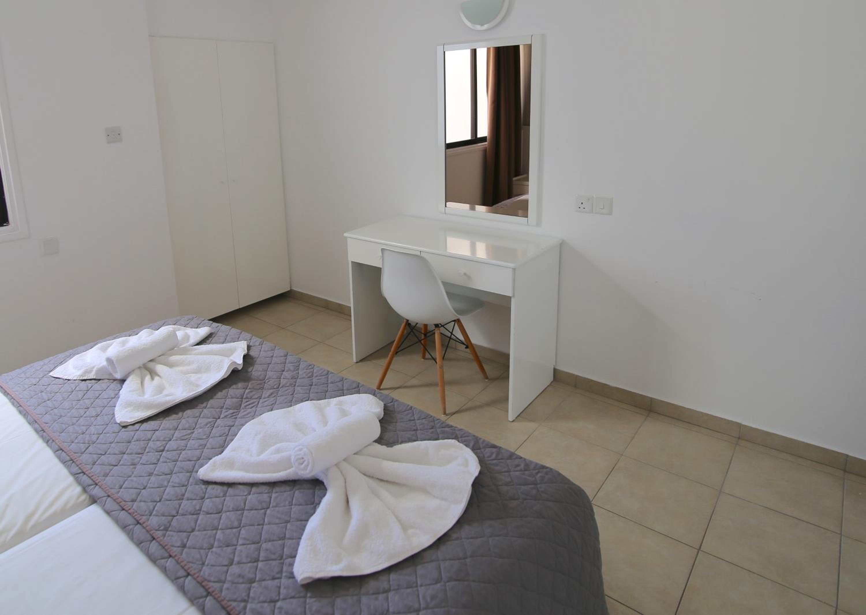 One-Bedroom Maisonette with Easy Pool Access photo 2