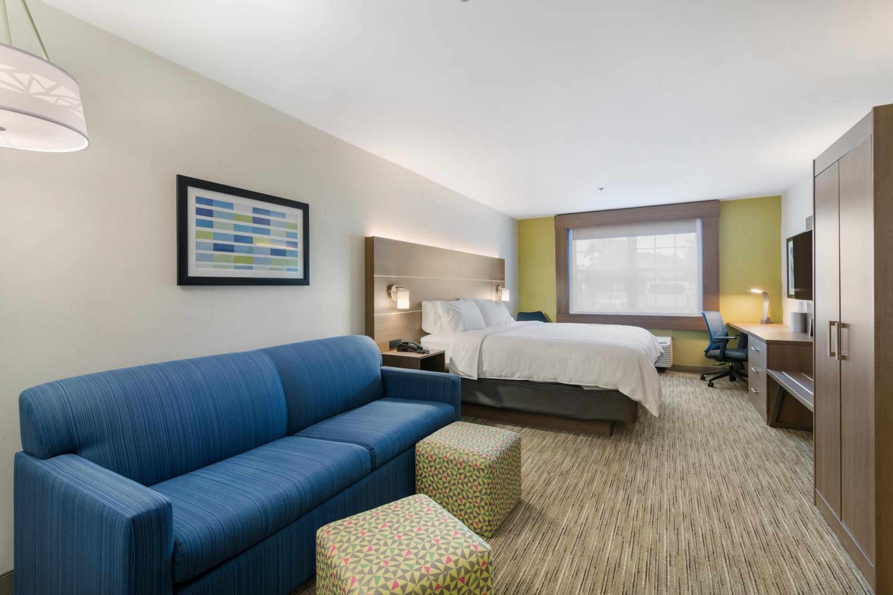 Standard King Room with Sofa Bed - Photo 6