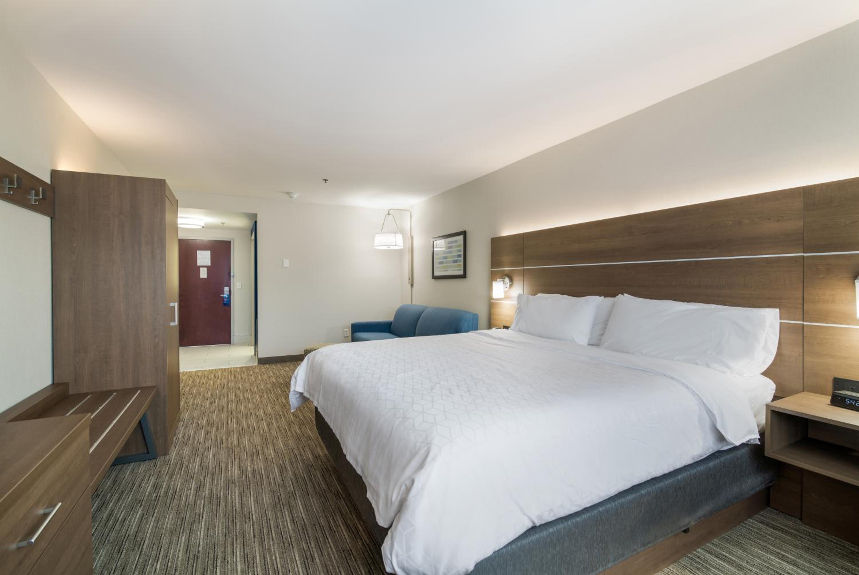 Standard King Room with Sofa Bed - Photo 3