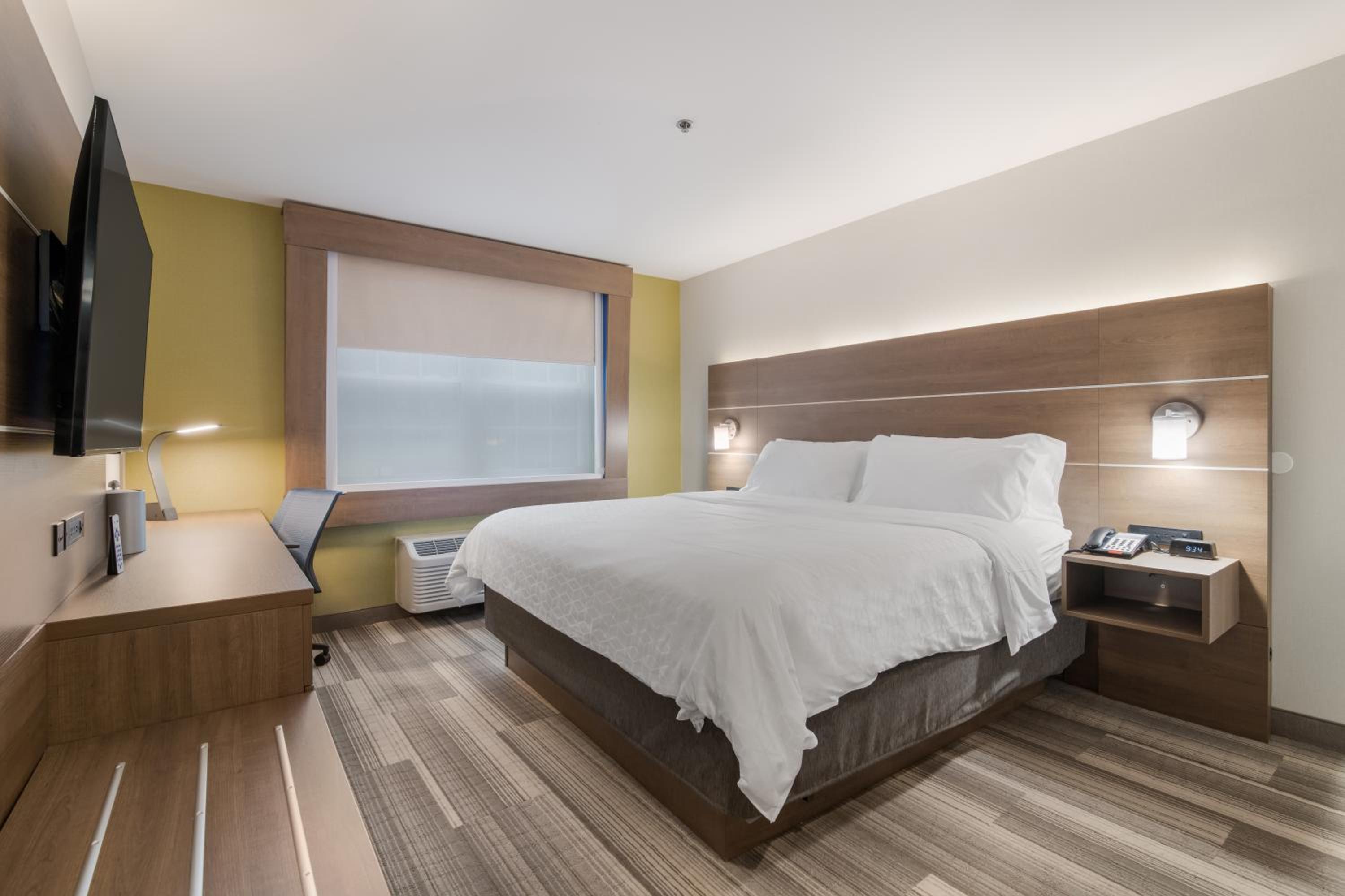 Standard King Room - Photo 4