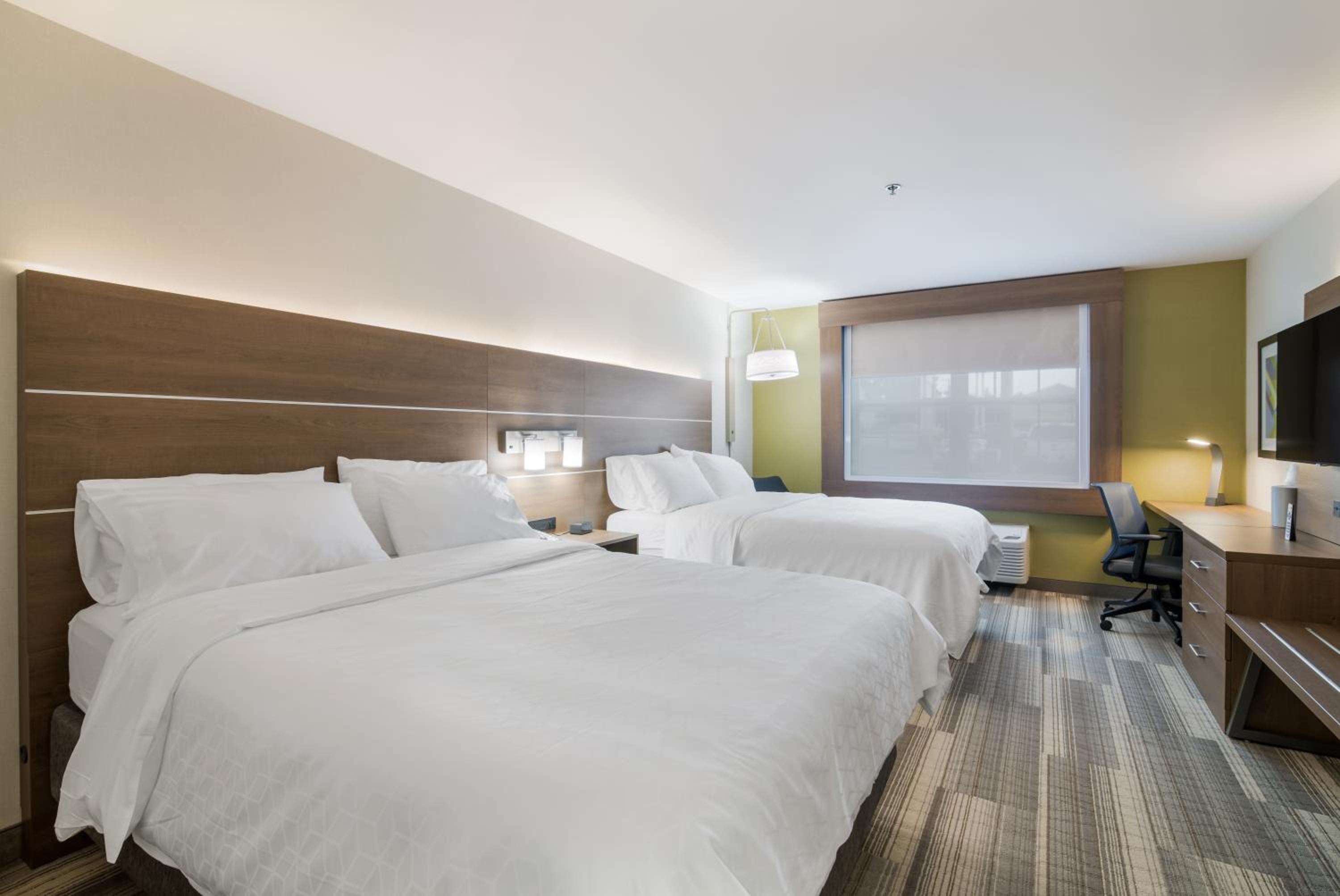 Standard Room with Two Queen Beds - Photo 4