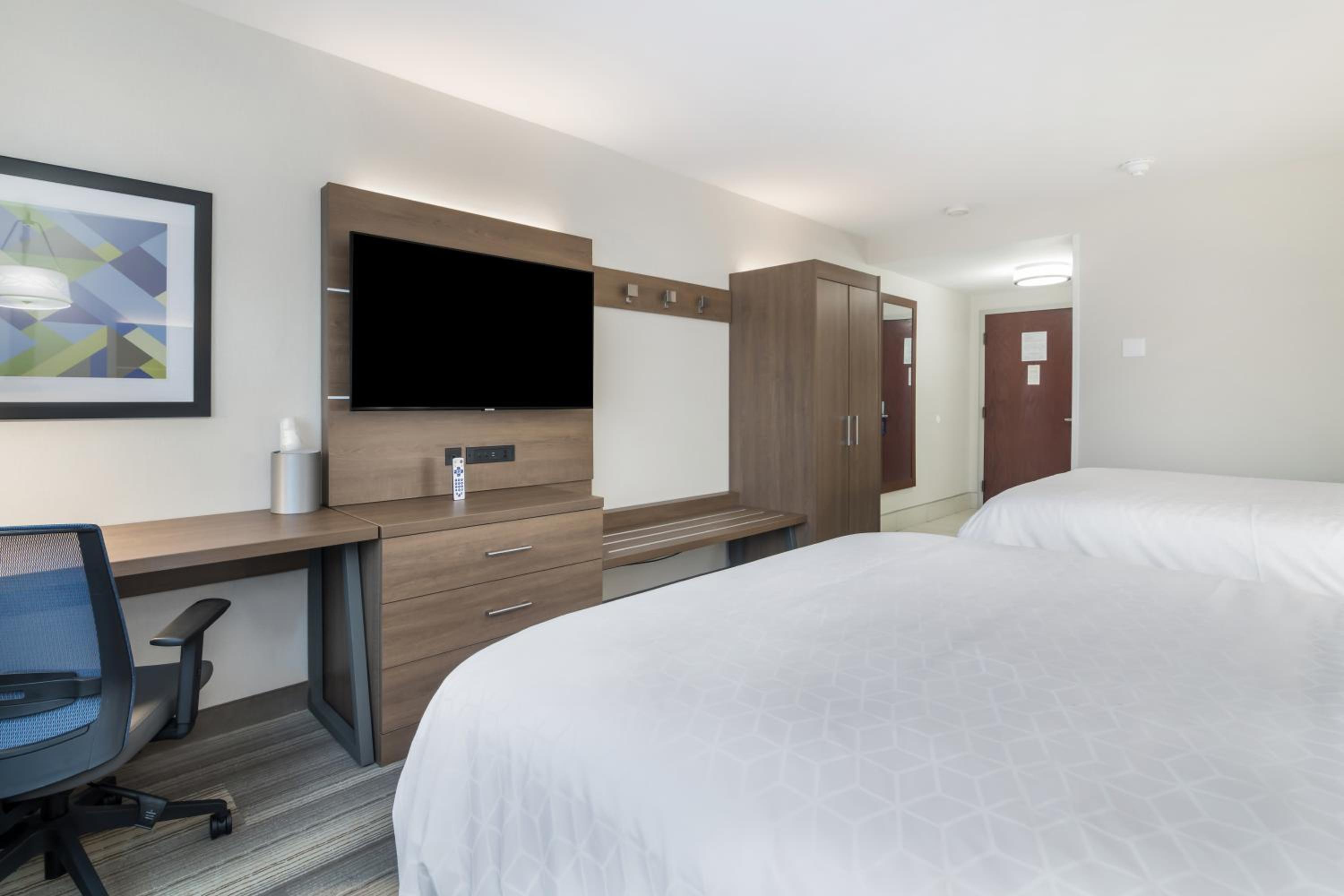 Standard Room with Two Queen Beds - Photo 3