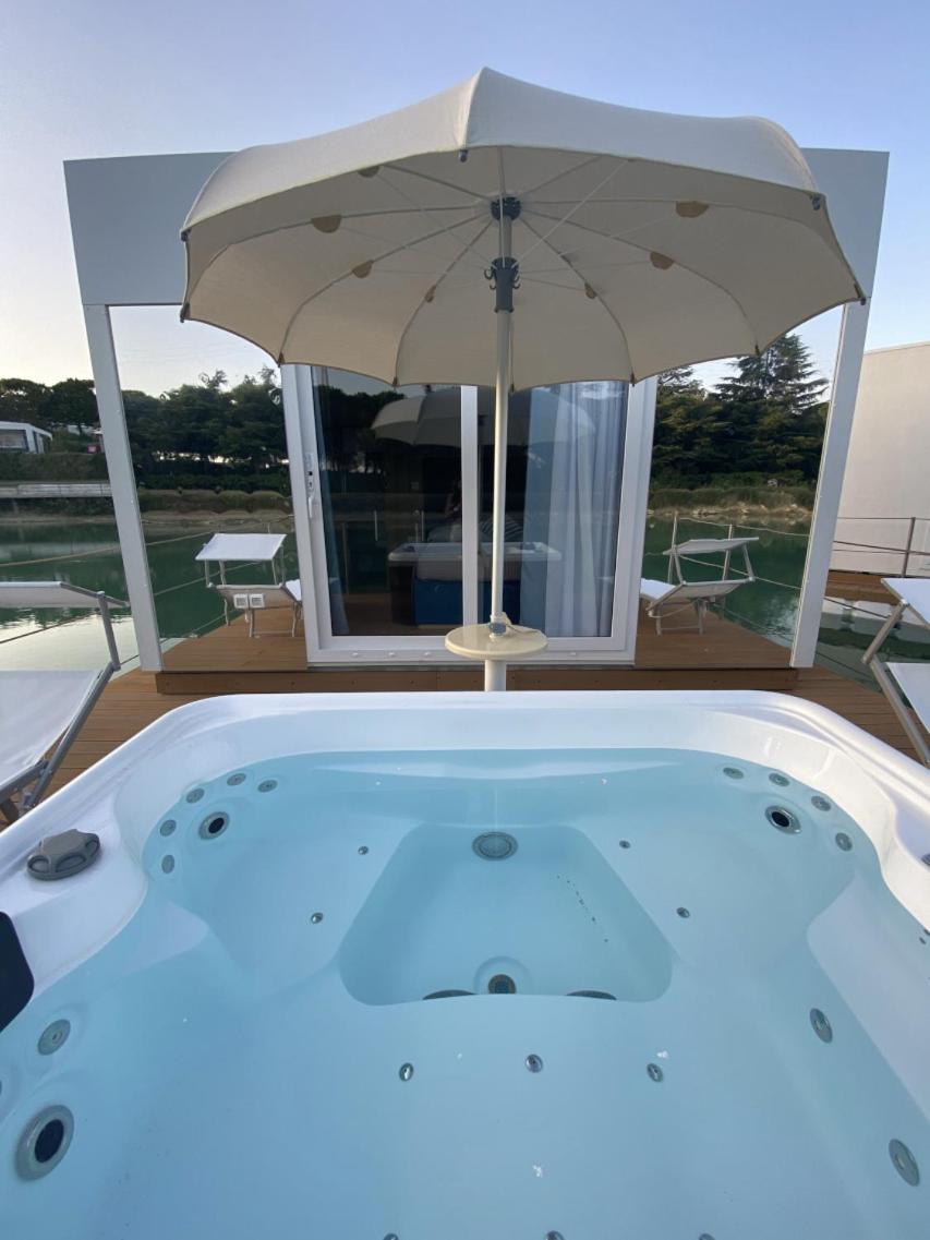 Floating Suite with Hot Tub - Photo 3