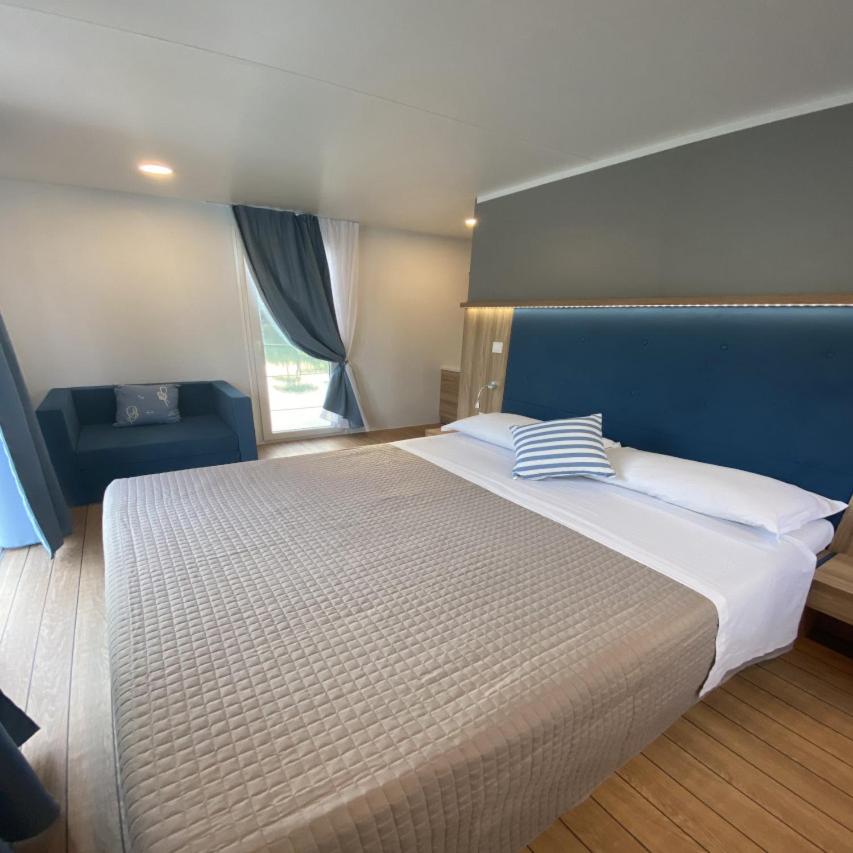 Floating Suite with Hot Tub - Photo 7