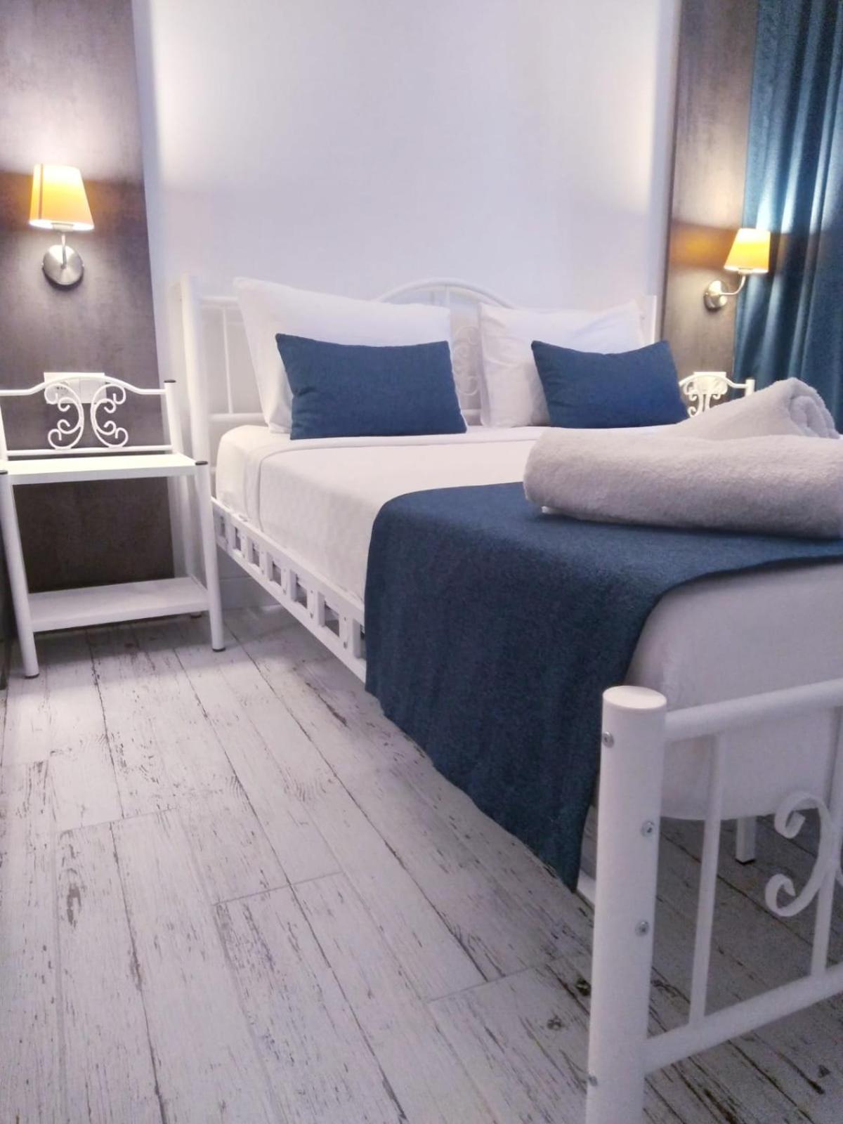 Standard Double Room - Photo 16
