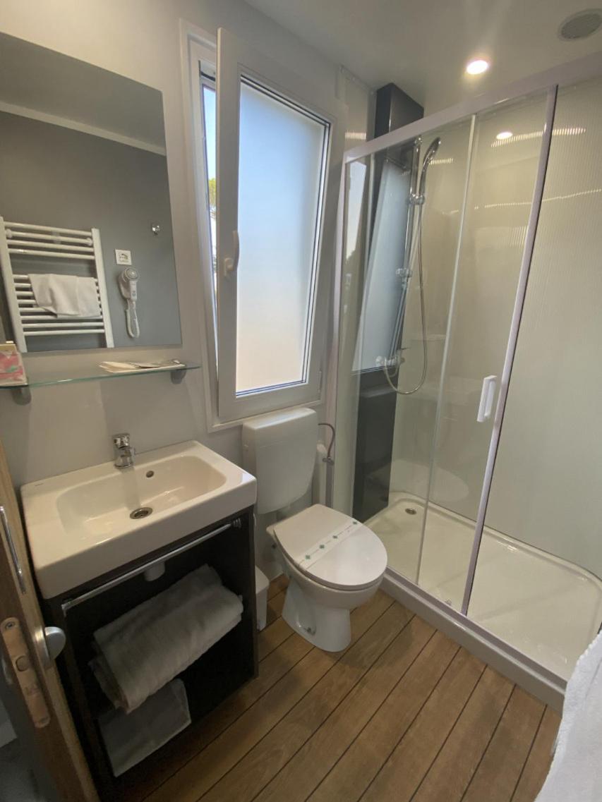 Floating Suite with Hot Tub - Photo 8