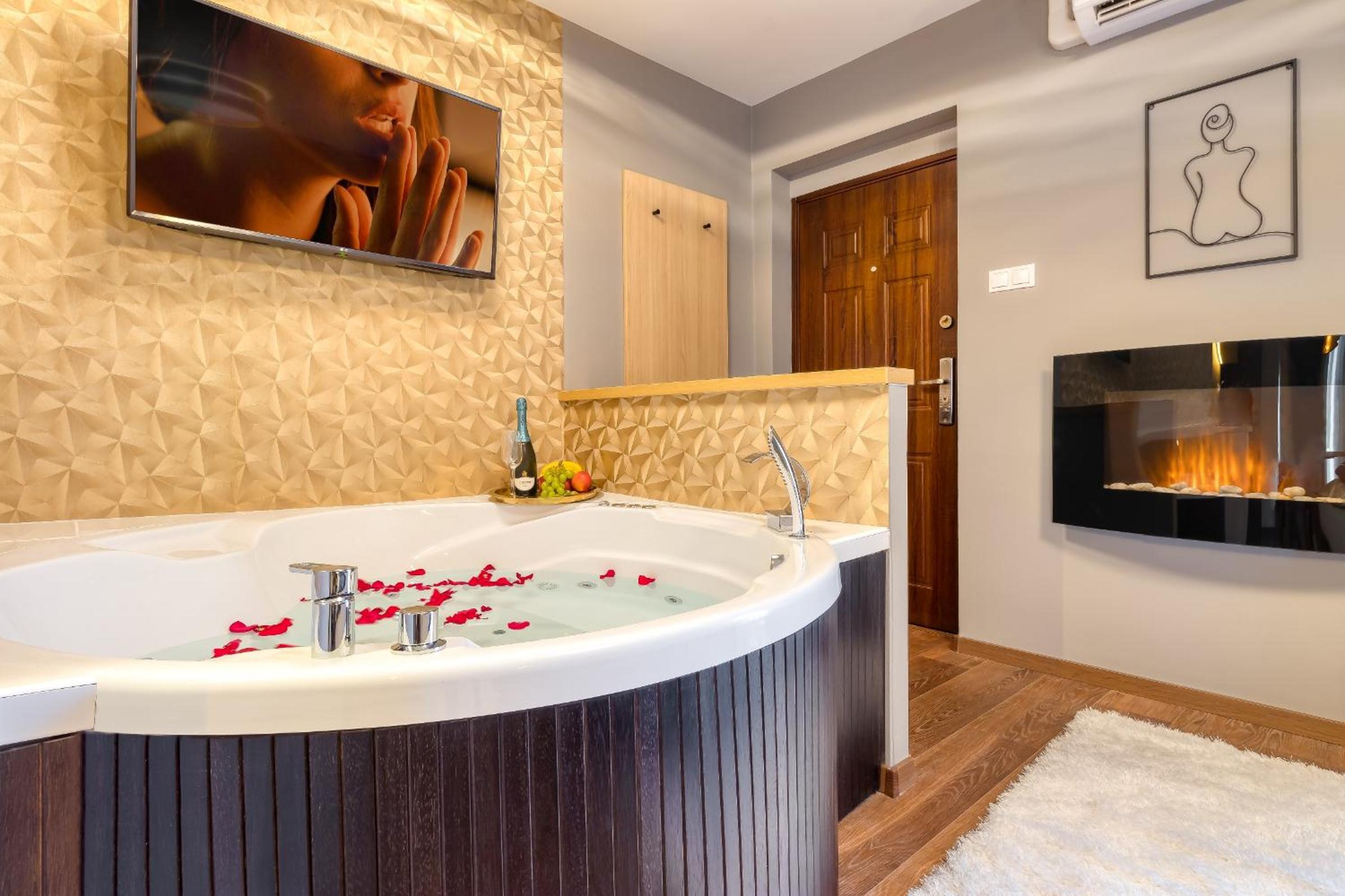 Deluxe Suite with Spa Bath - Photo 10