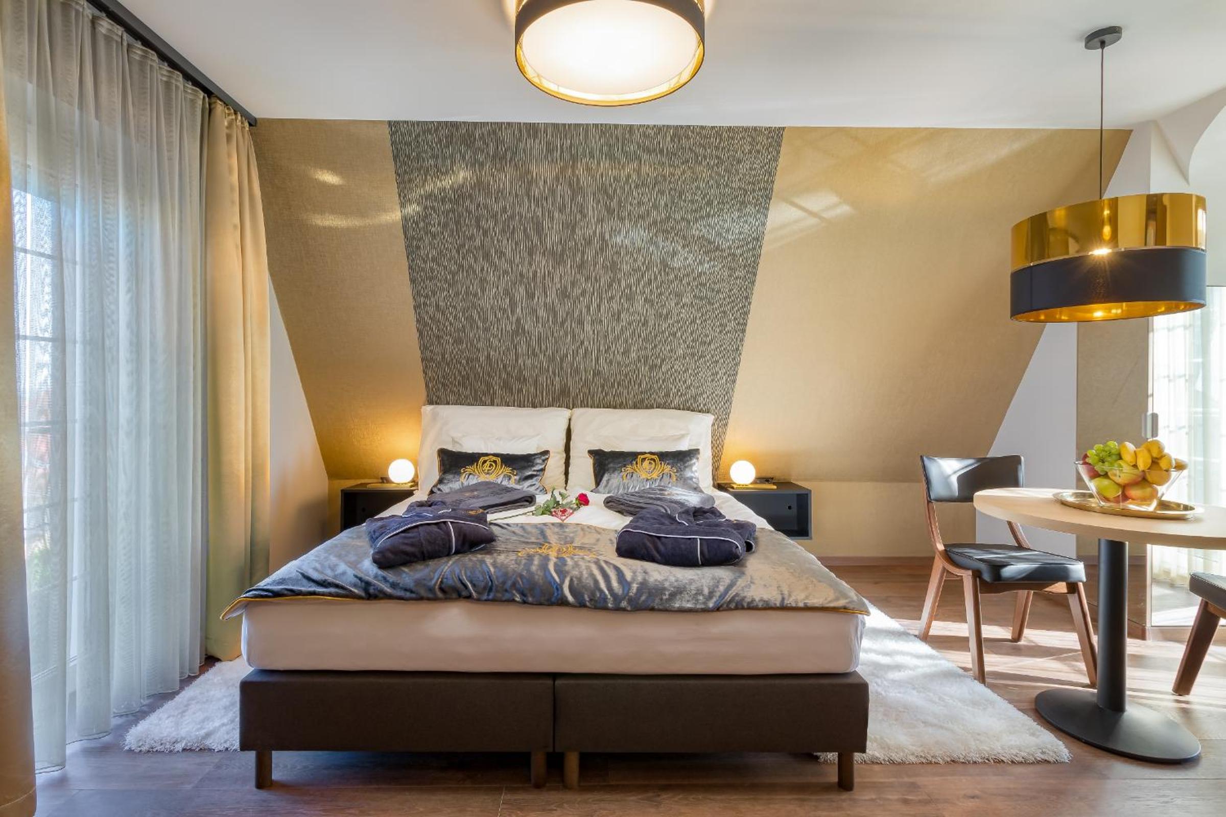 Deluxe Suite with Spa Bath - Photo 8